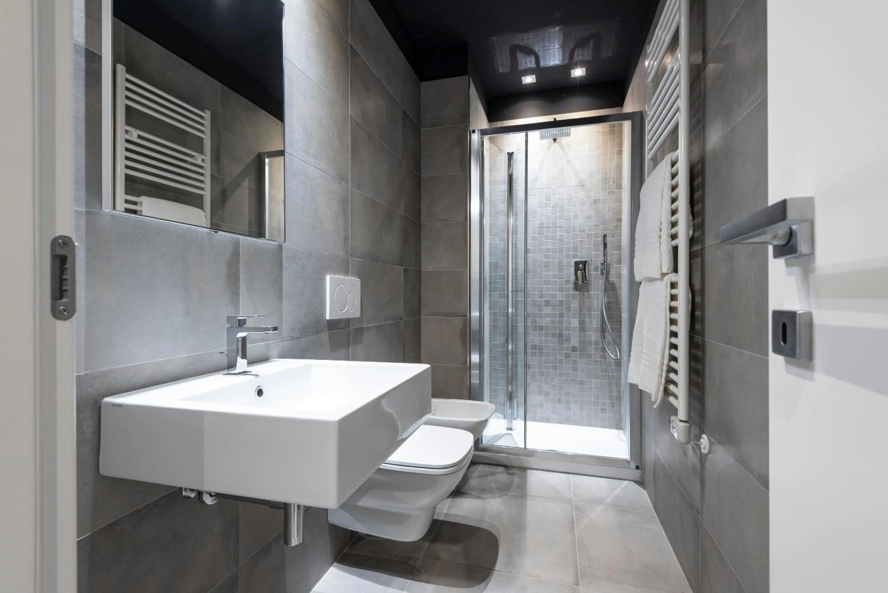 Bathroom in MARCONI 1935