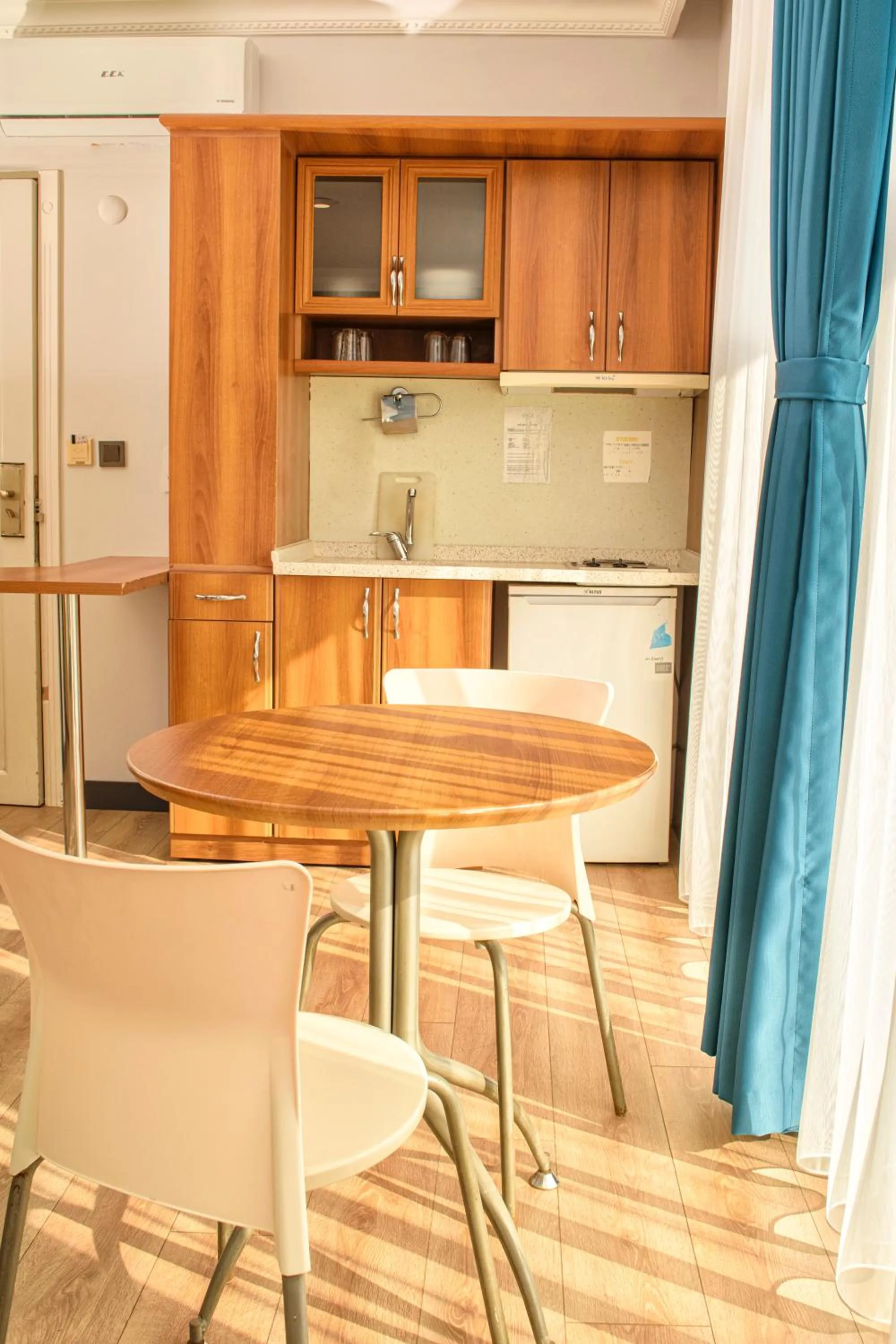Kitchen or kitchenette in Mutlu Hotel