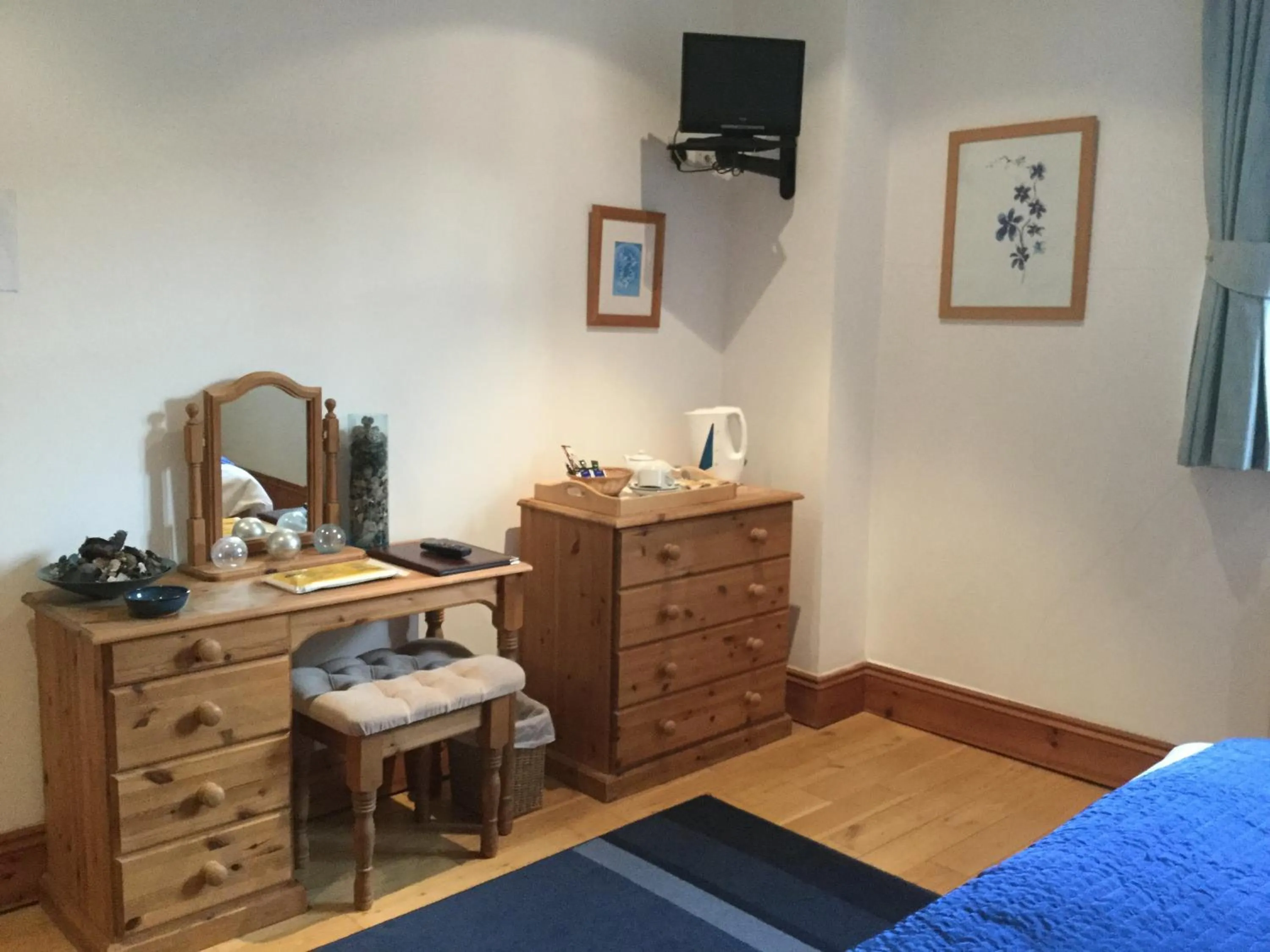 Bedroom, Bed in Coombe House B&B