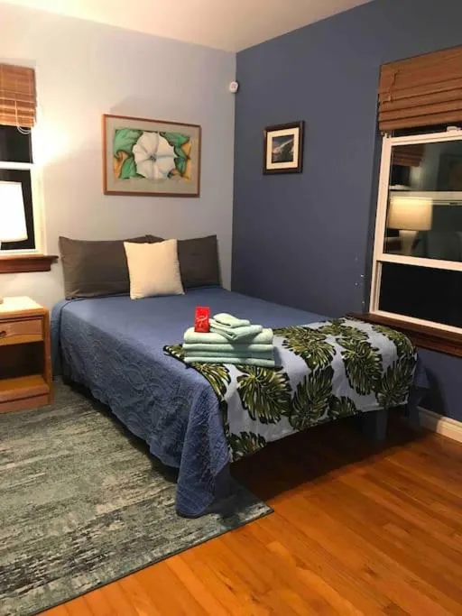 Bed in Hawaii Tropical Volcano mansion + Sauna