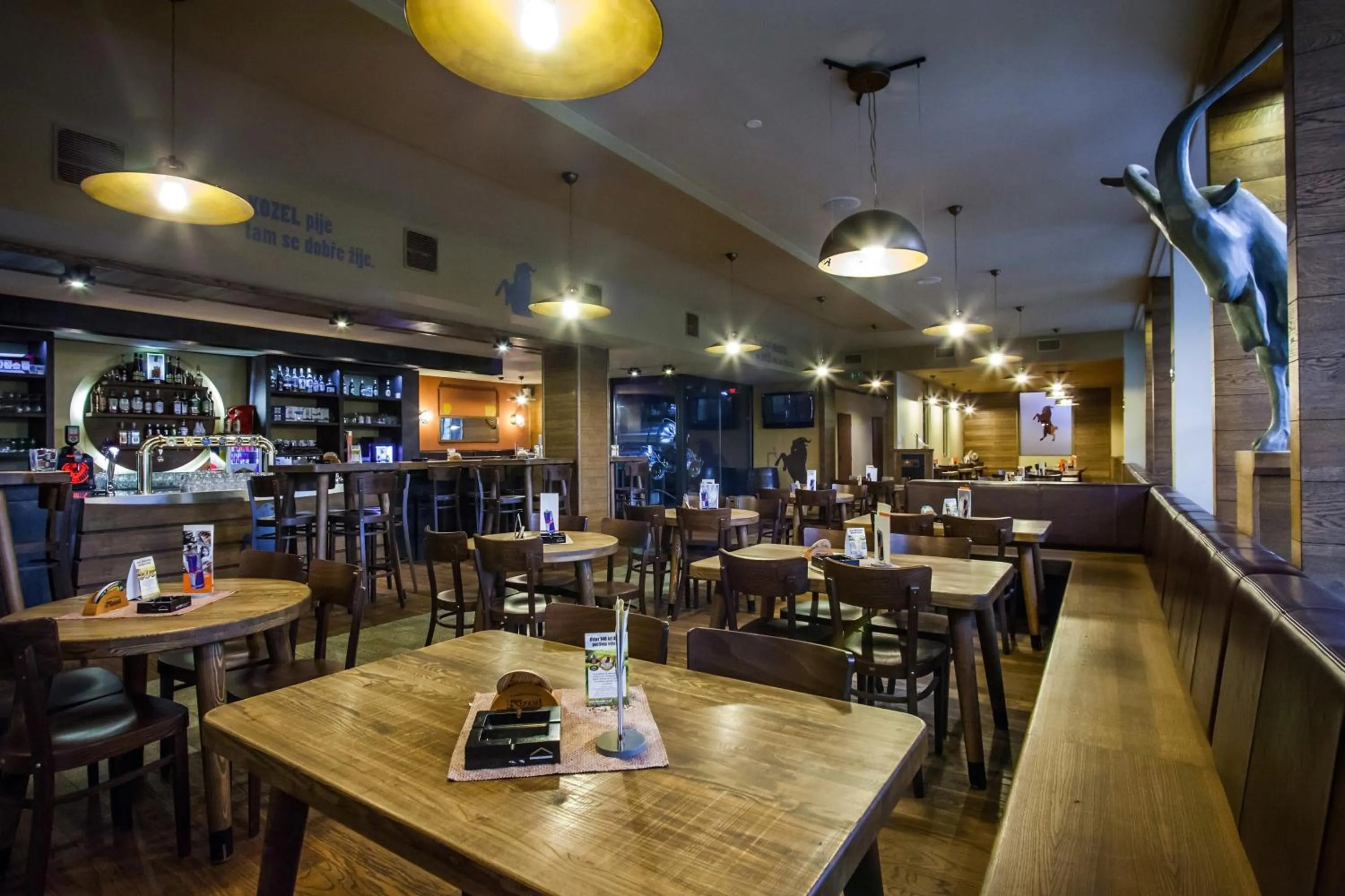 Restaurant/places to eat in Hotel Alfa