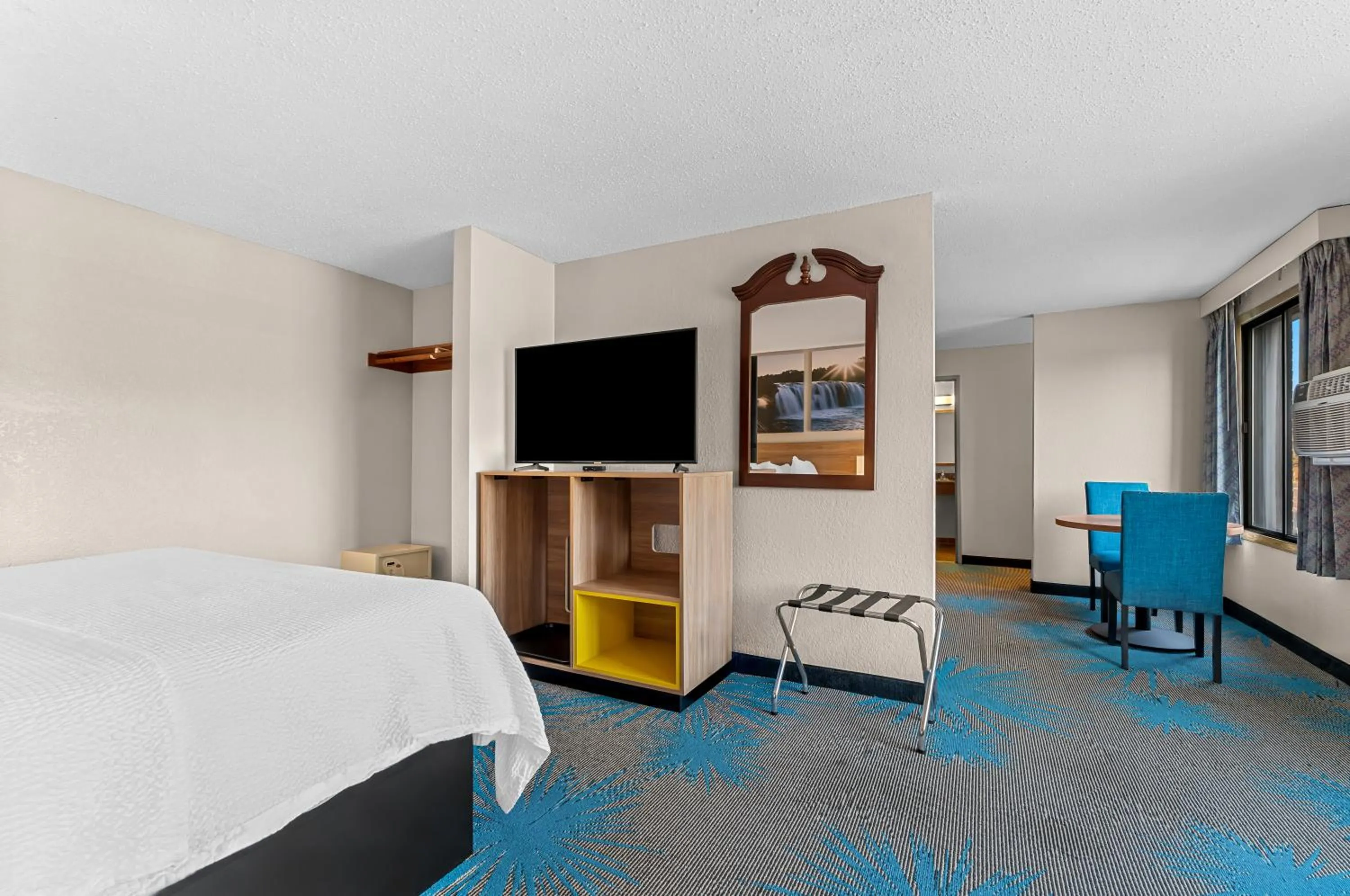 Bedroom, Bed in Days Inn by Wyndham Sioux Falls