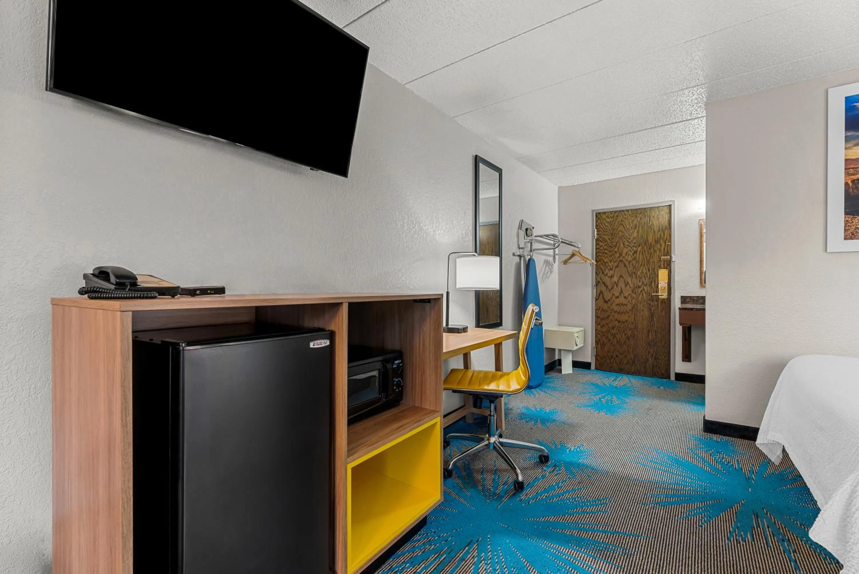 Bedroom in Days Inn by Wyndham Sioux Falls