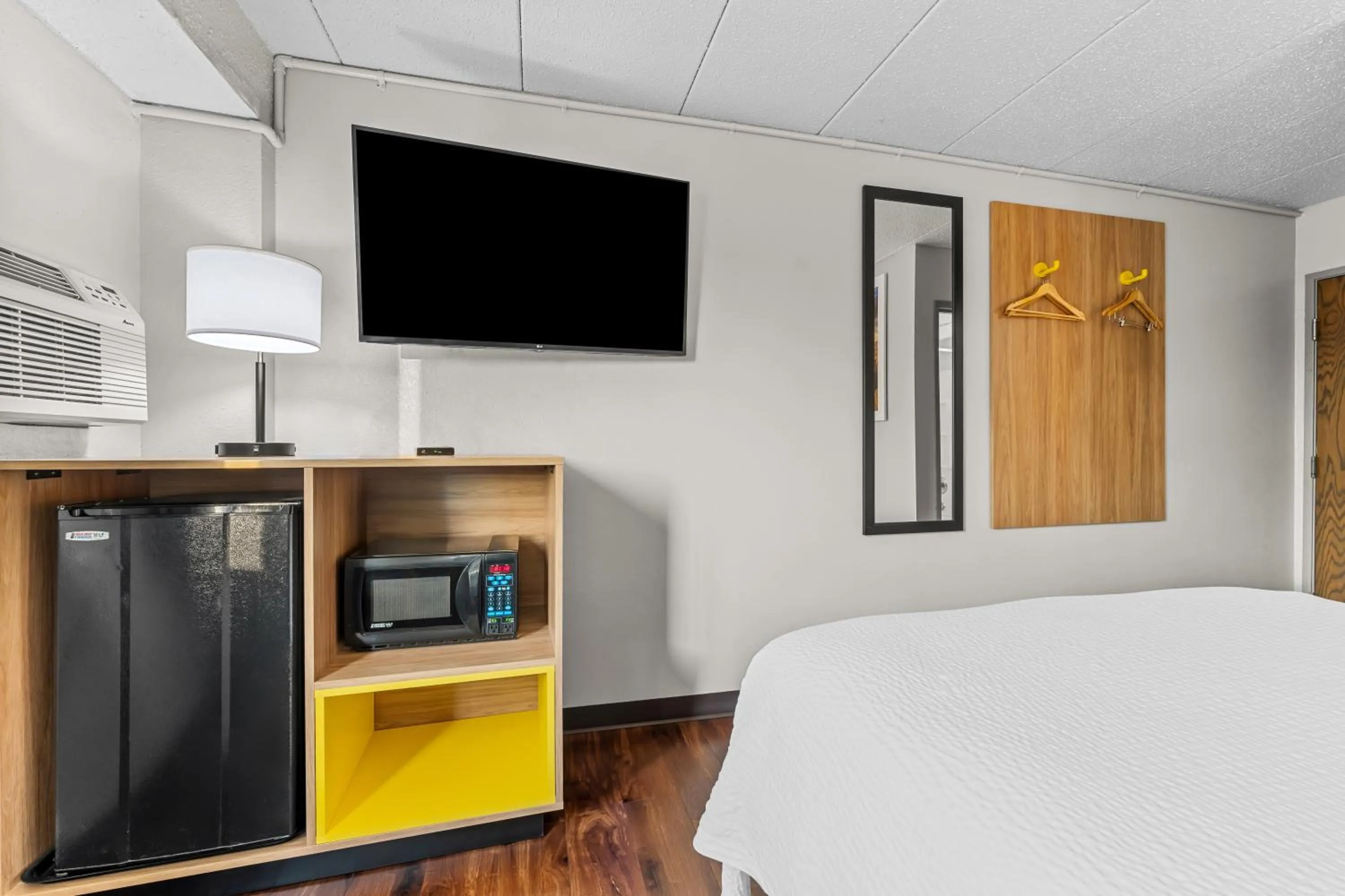 Bedroom, Bed in Days Inn by Wyndham Sioux Falls