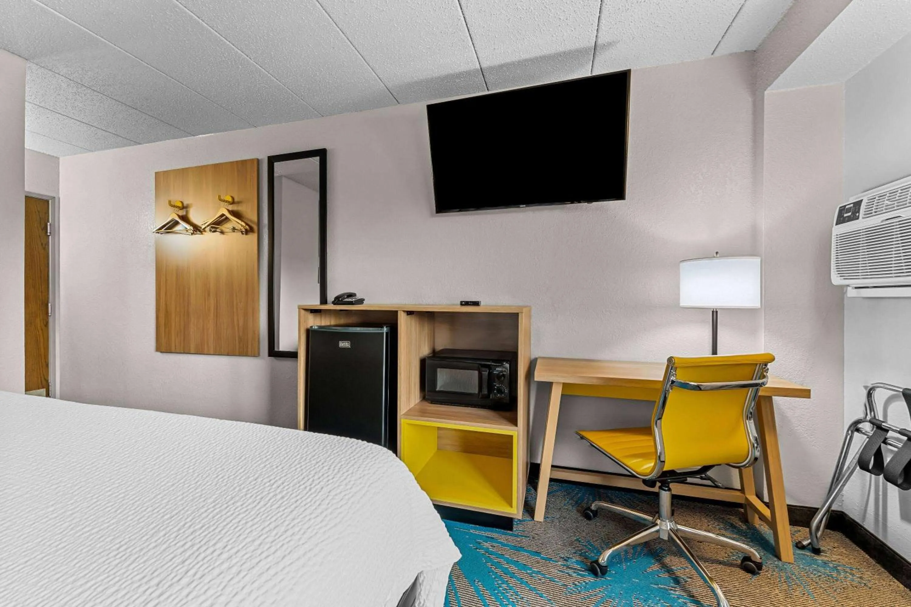 Photo of the whole room, Bed in Days Inn by Wyndham Sioux Falls