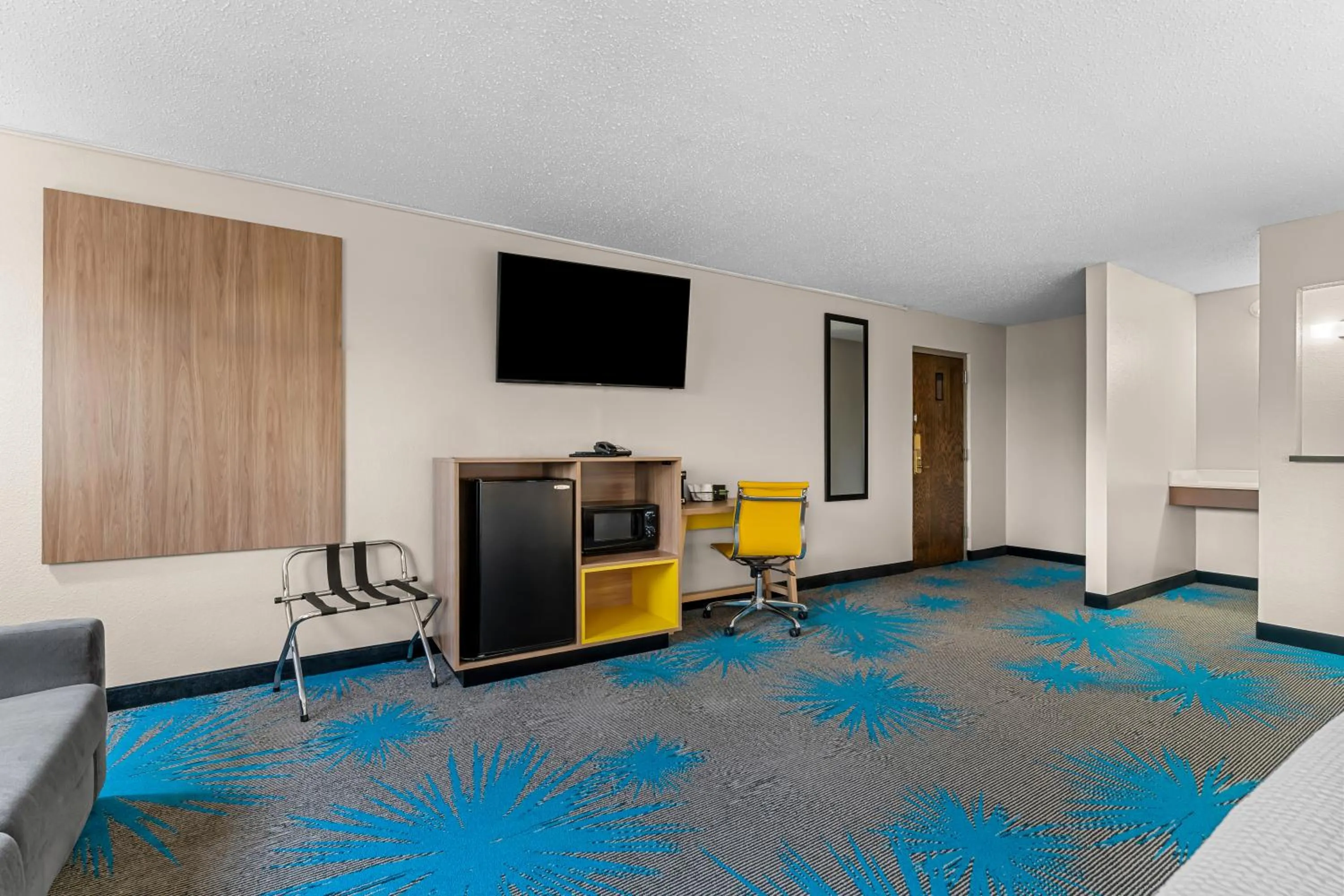 Bedroom in Days Inn by Wyndham Sioux Falls