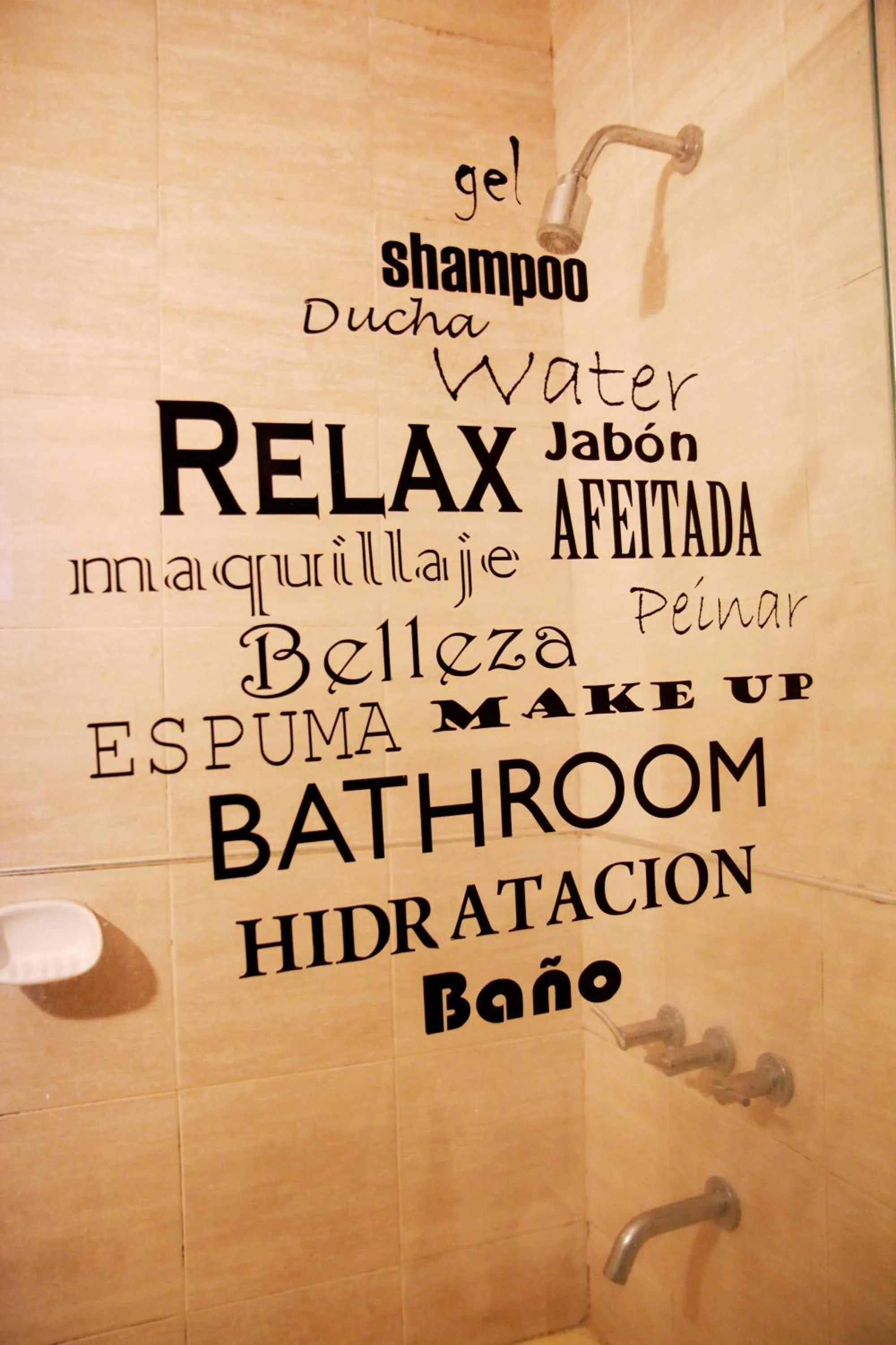 Shower in Link Cordoba Hostel