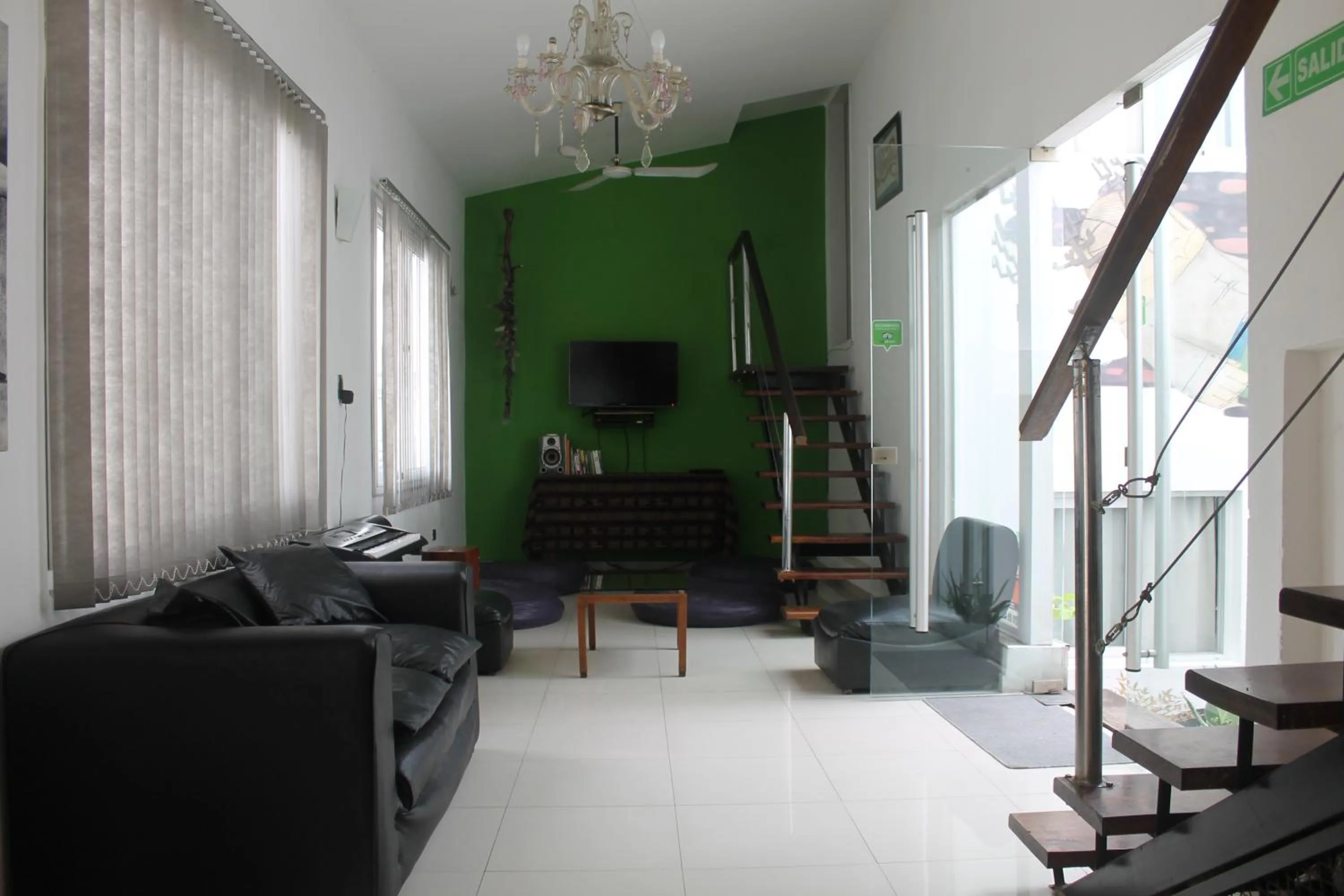 Communal lounge/ TV room in Link Cordoba Hostel