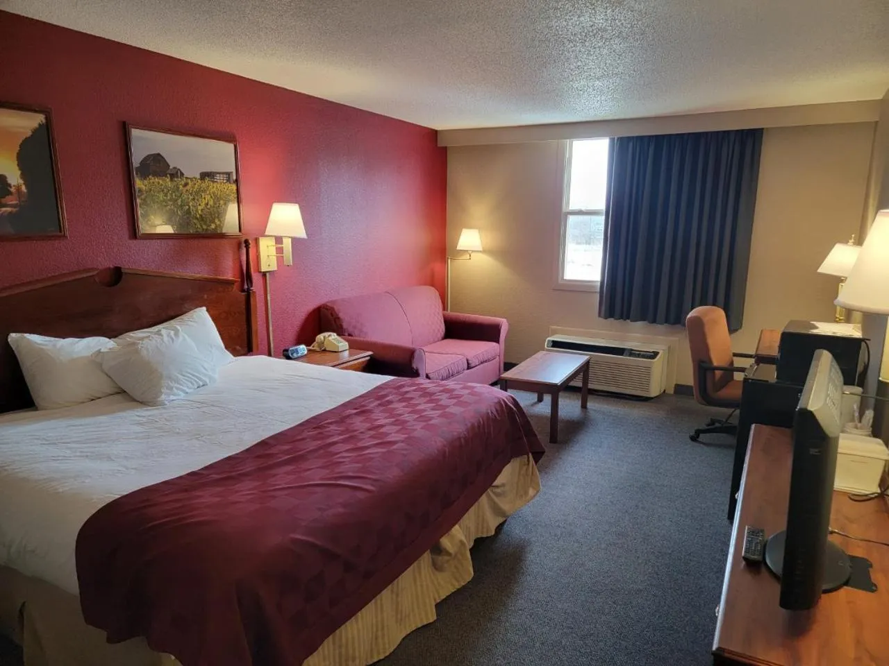 Photo of the whole room, Bed in Ramada by Wyndham Angola/Fremont Area