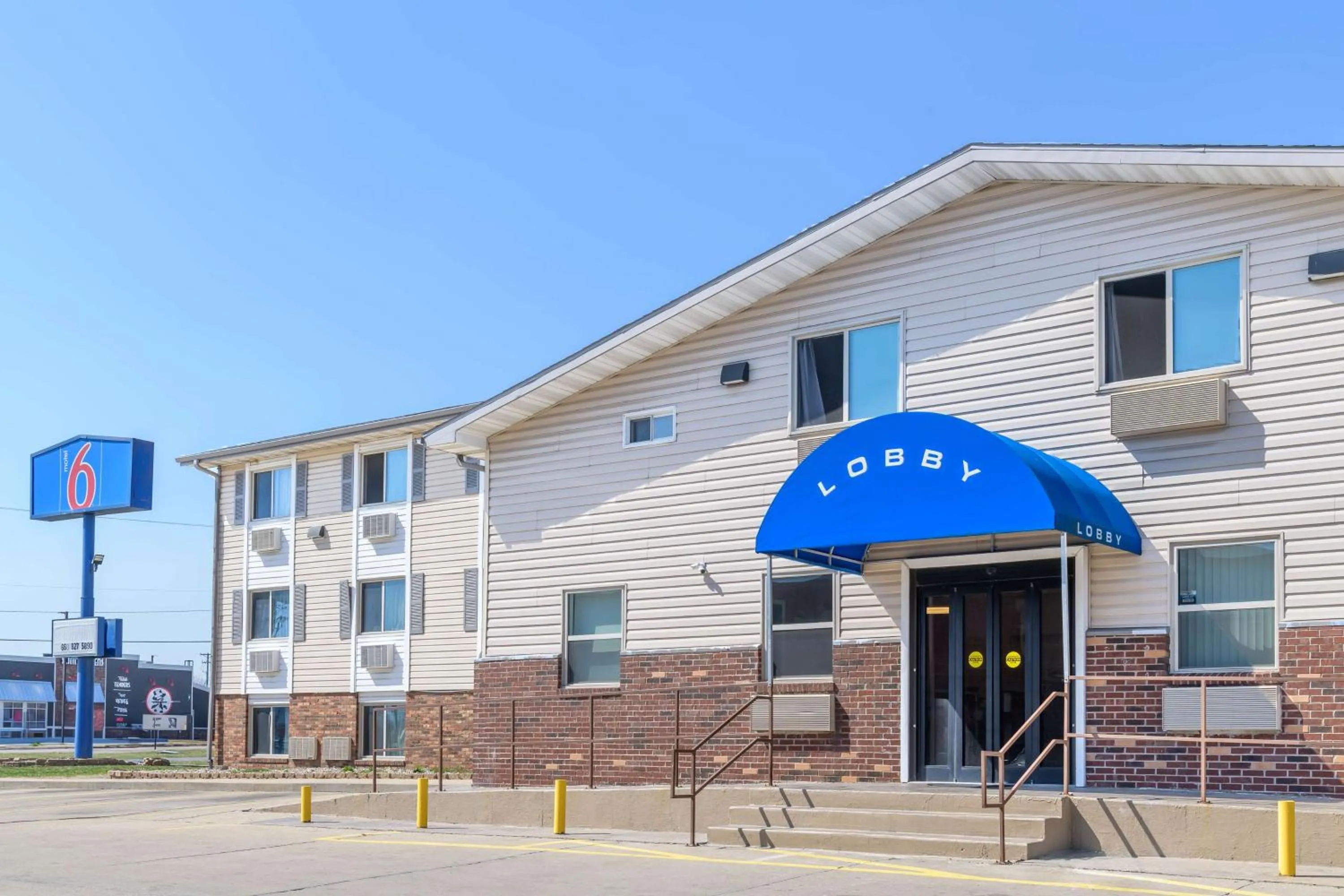 Property building in Motel 6-Sedalia, MO