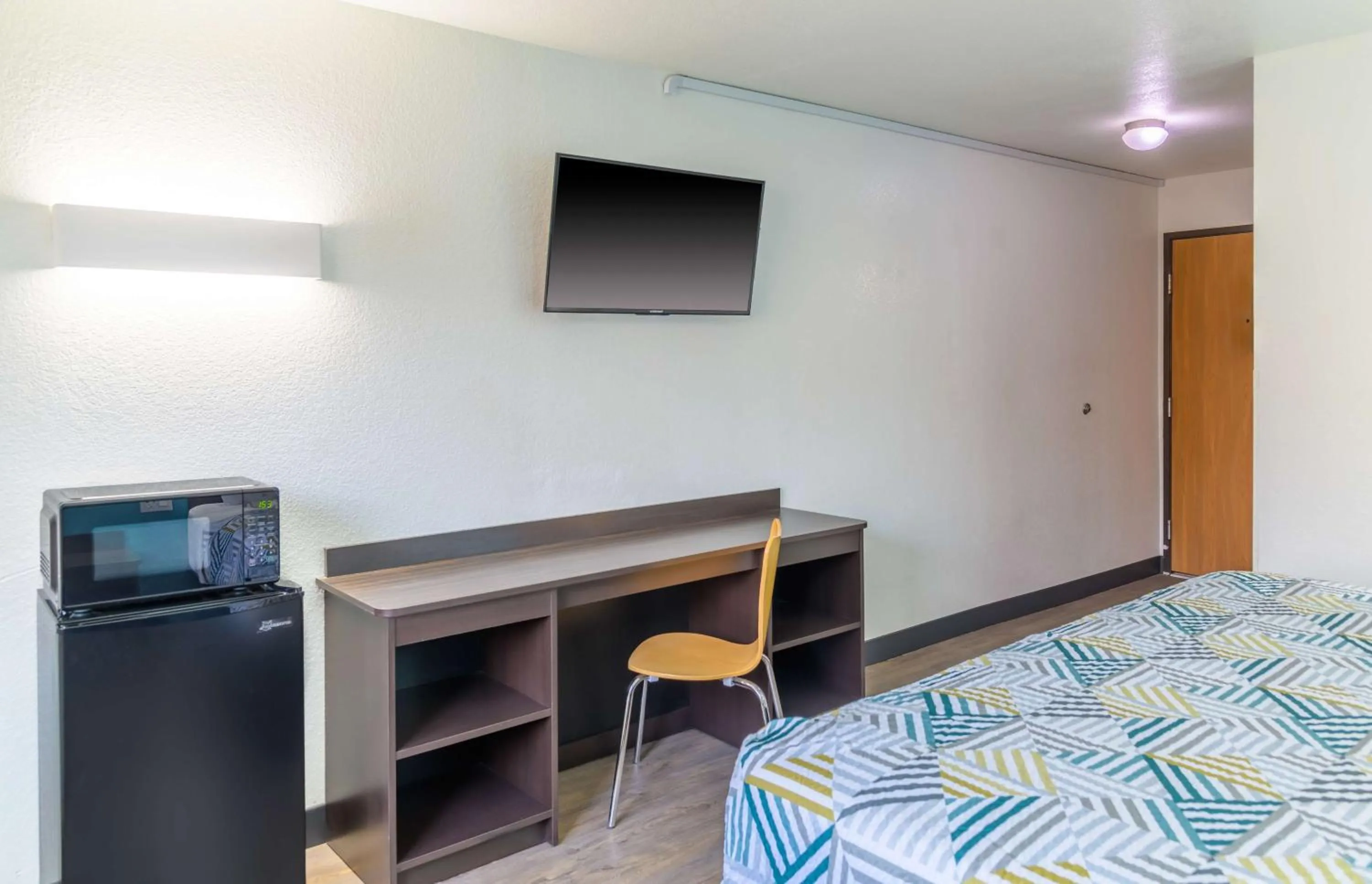 Bedroom, Bed in Motel 6-Sedalia, MO