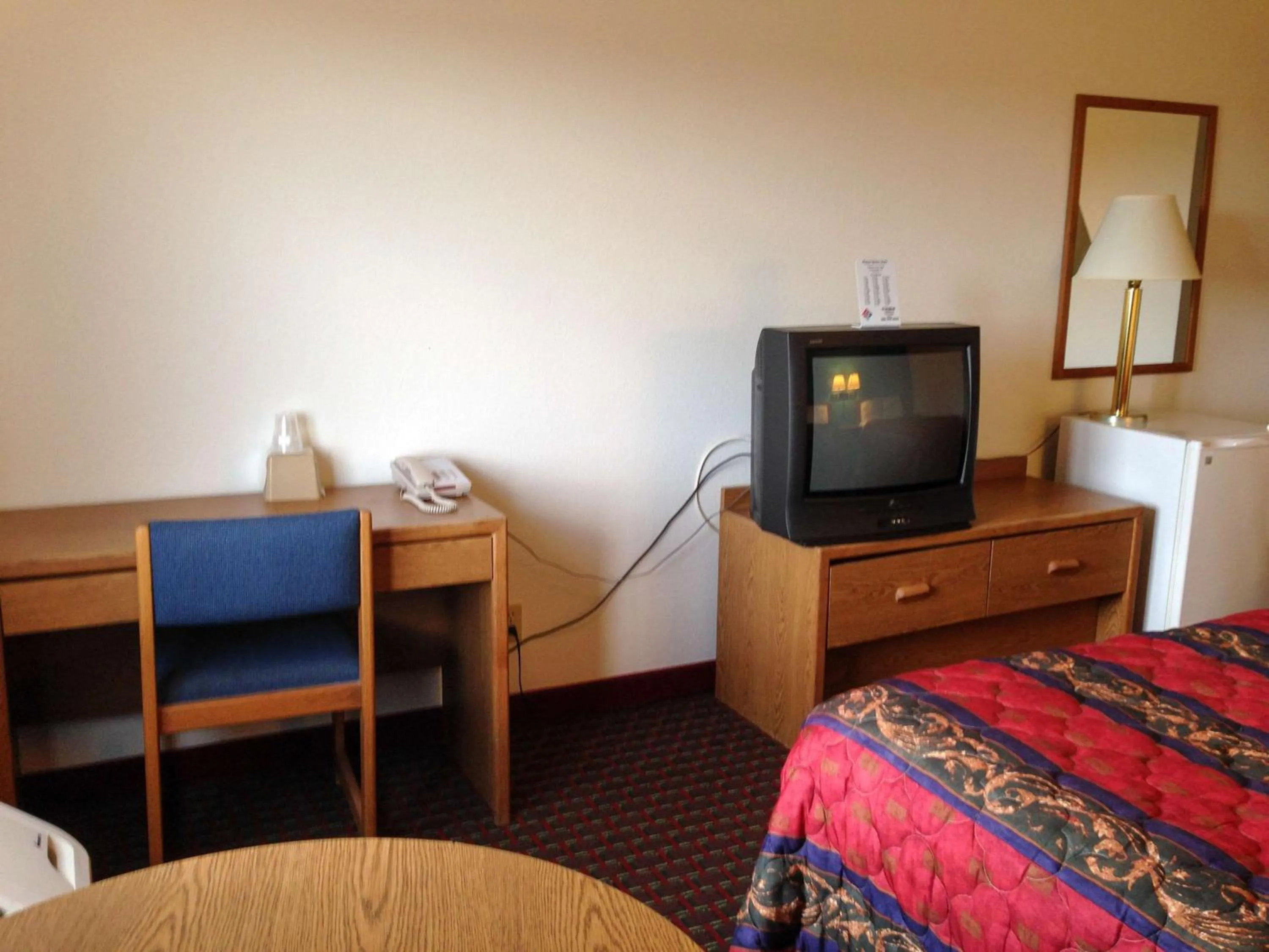 TV and multimedia, Bed in Motel 6-Sedalia, MO