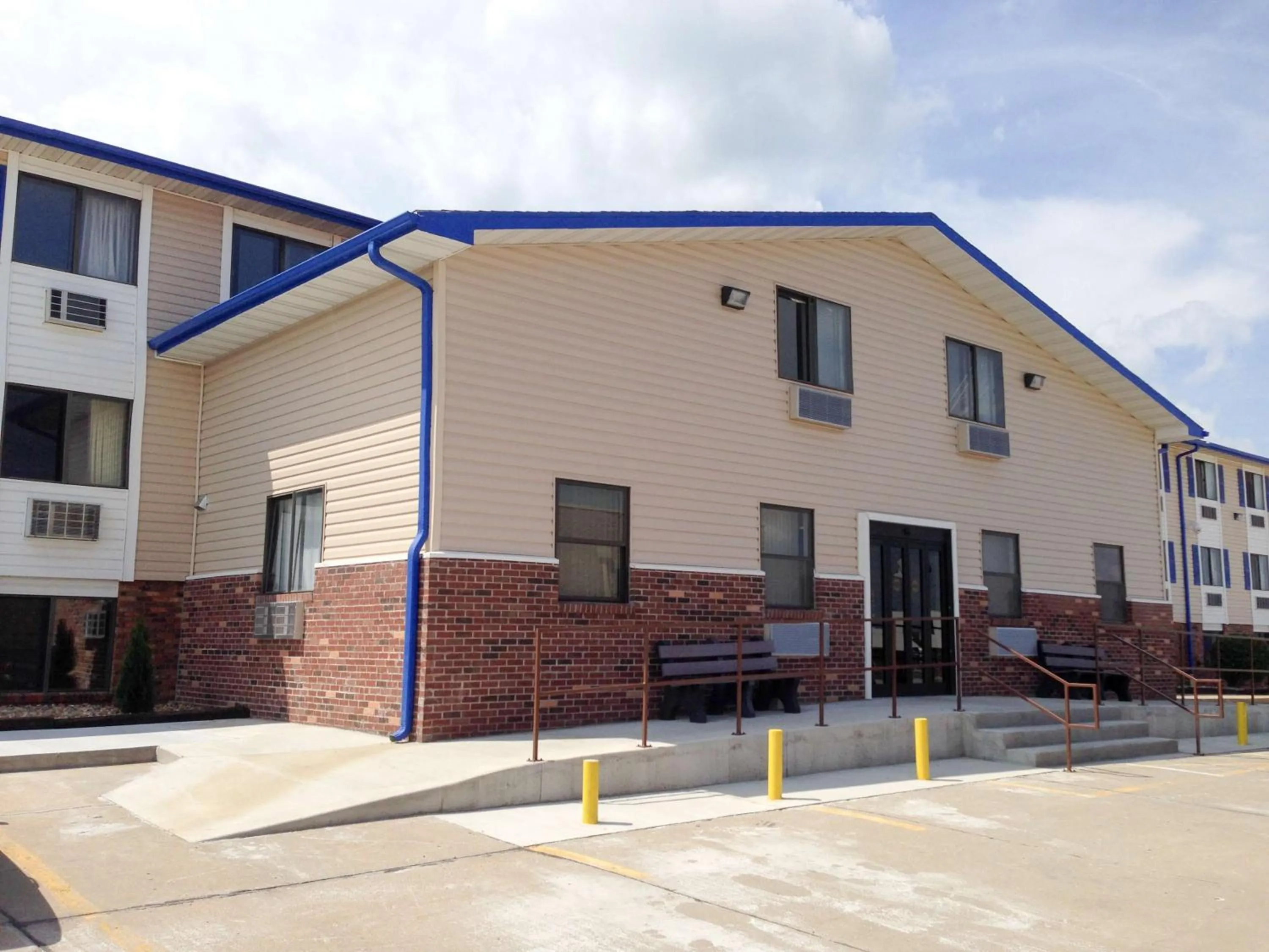 Property building in Motel 6-Sedalia, MO