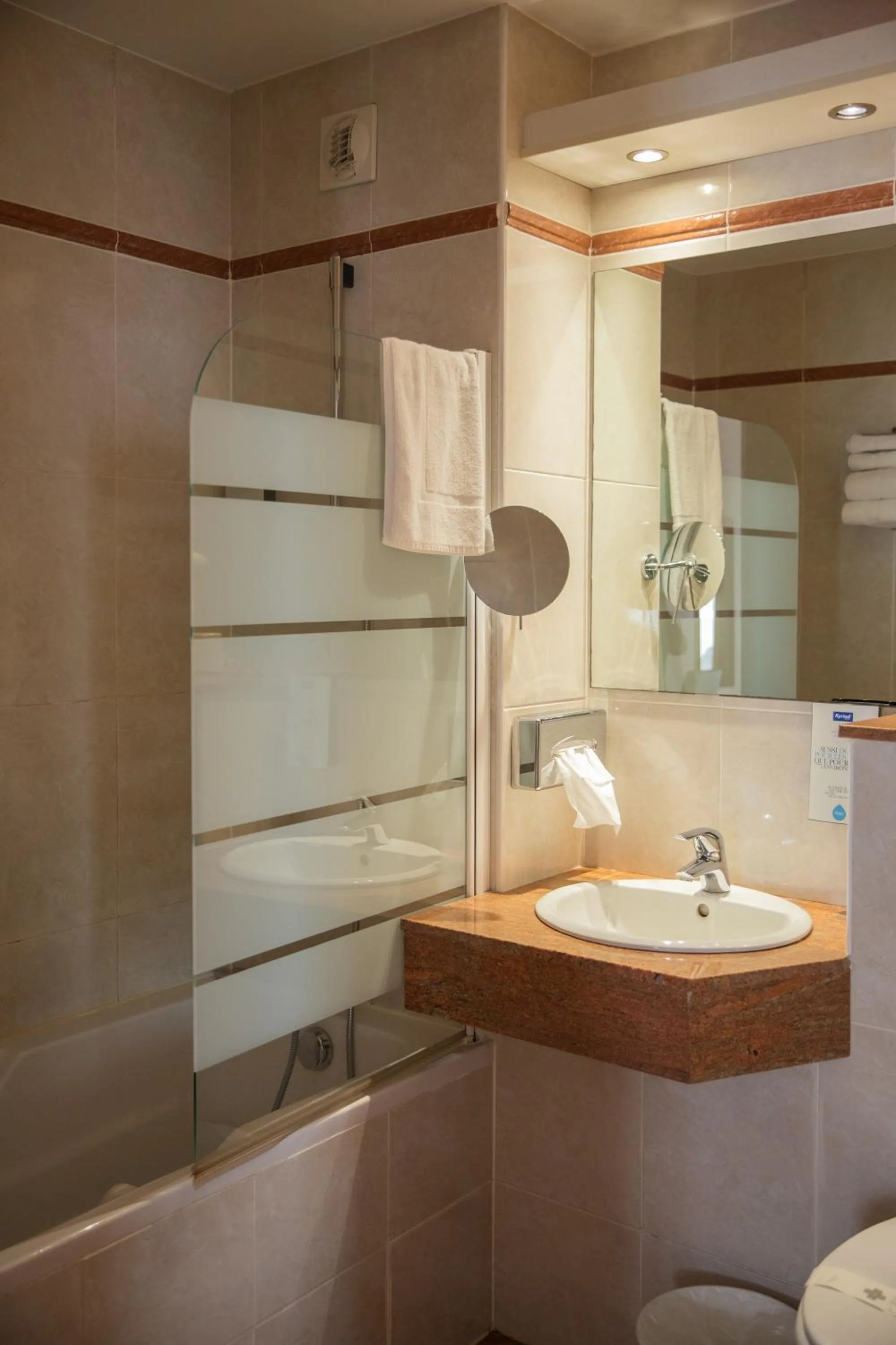 Bathroom in Kyriad Nîmes Ouest A9