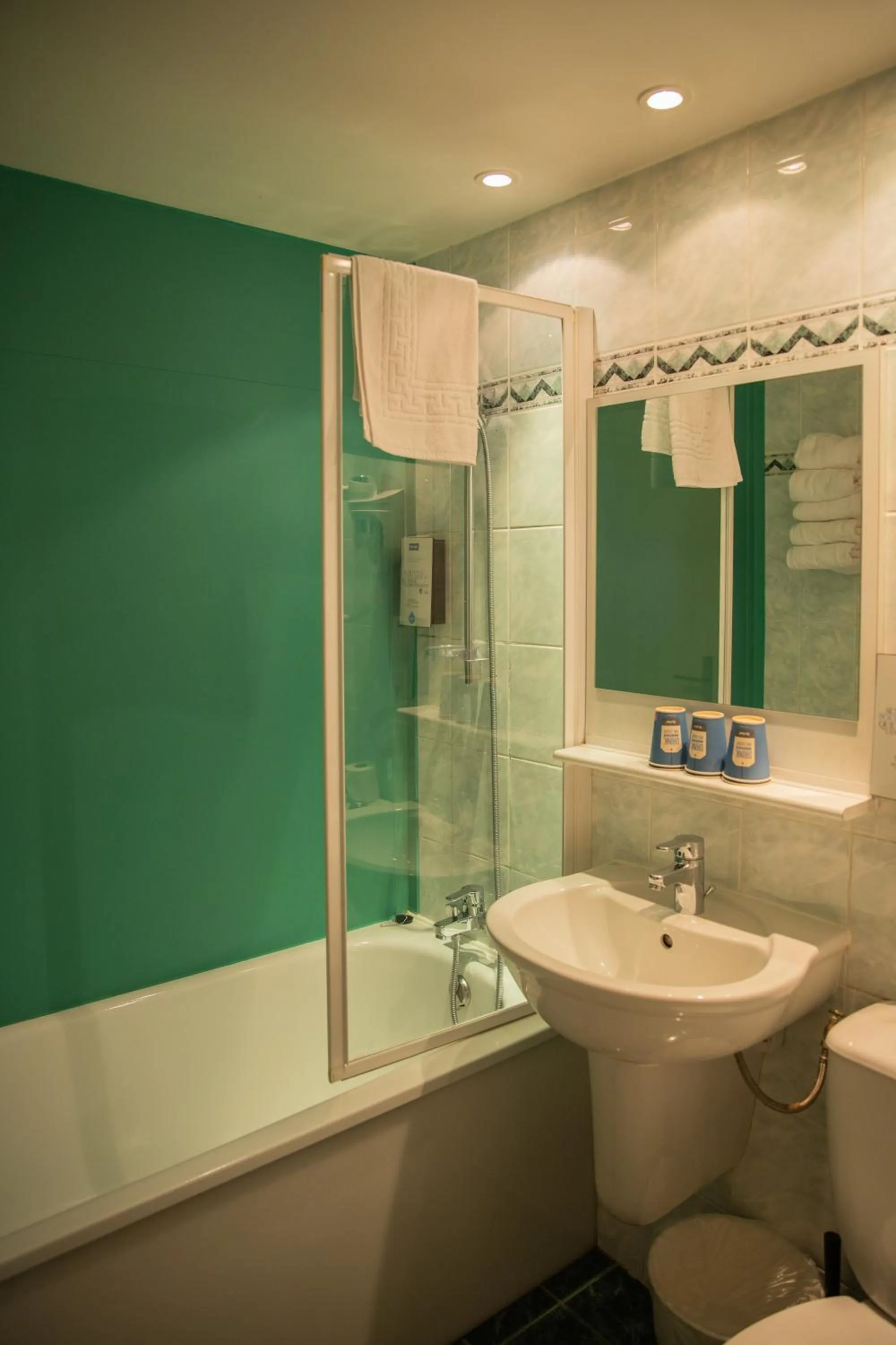 Toilet in Kyriad Nîmes Ouest A9