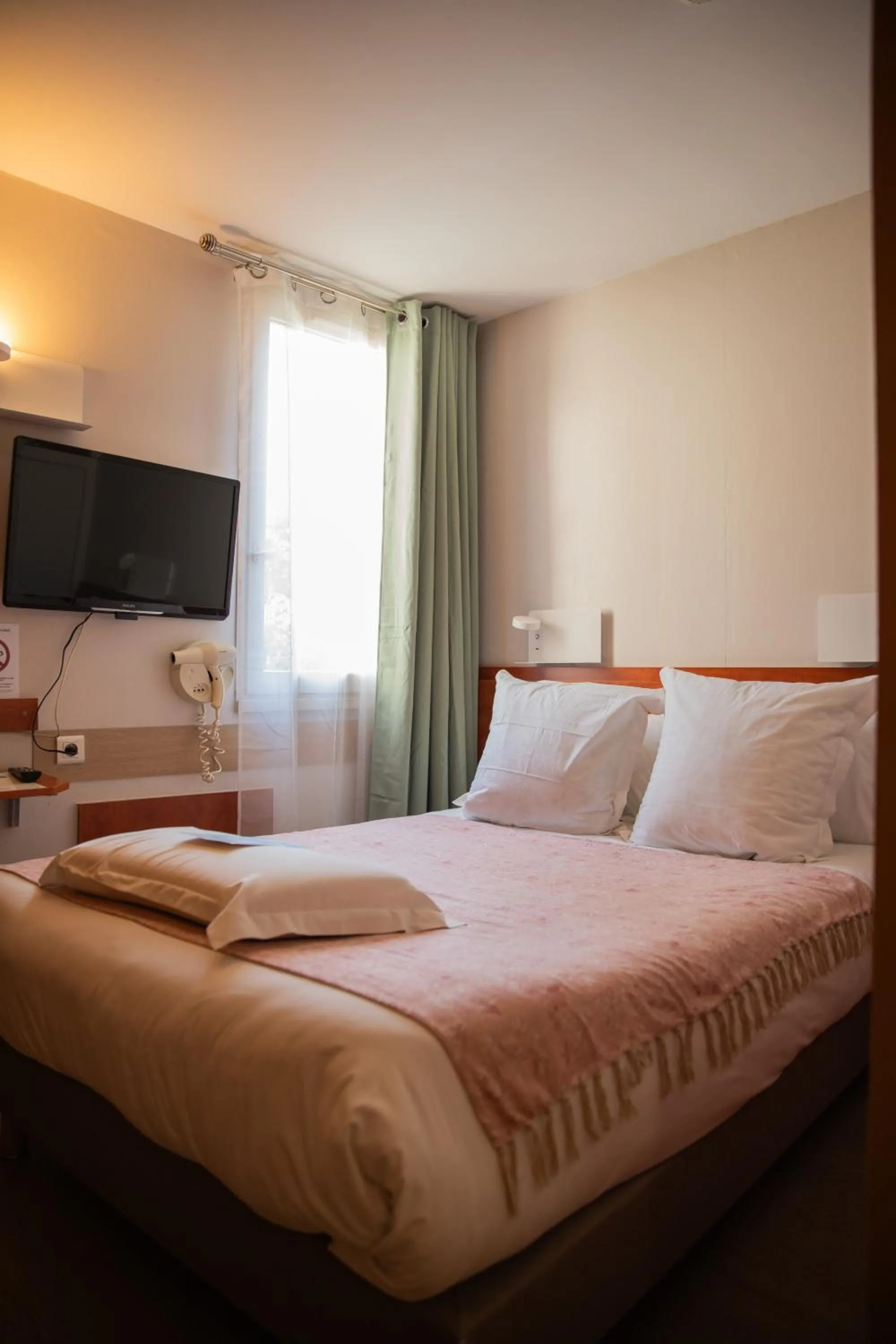 Bed in Kyriad Nîmes Ouest A9