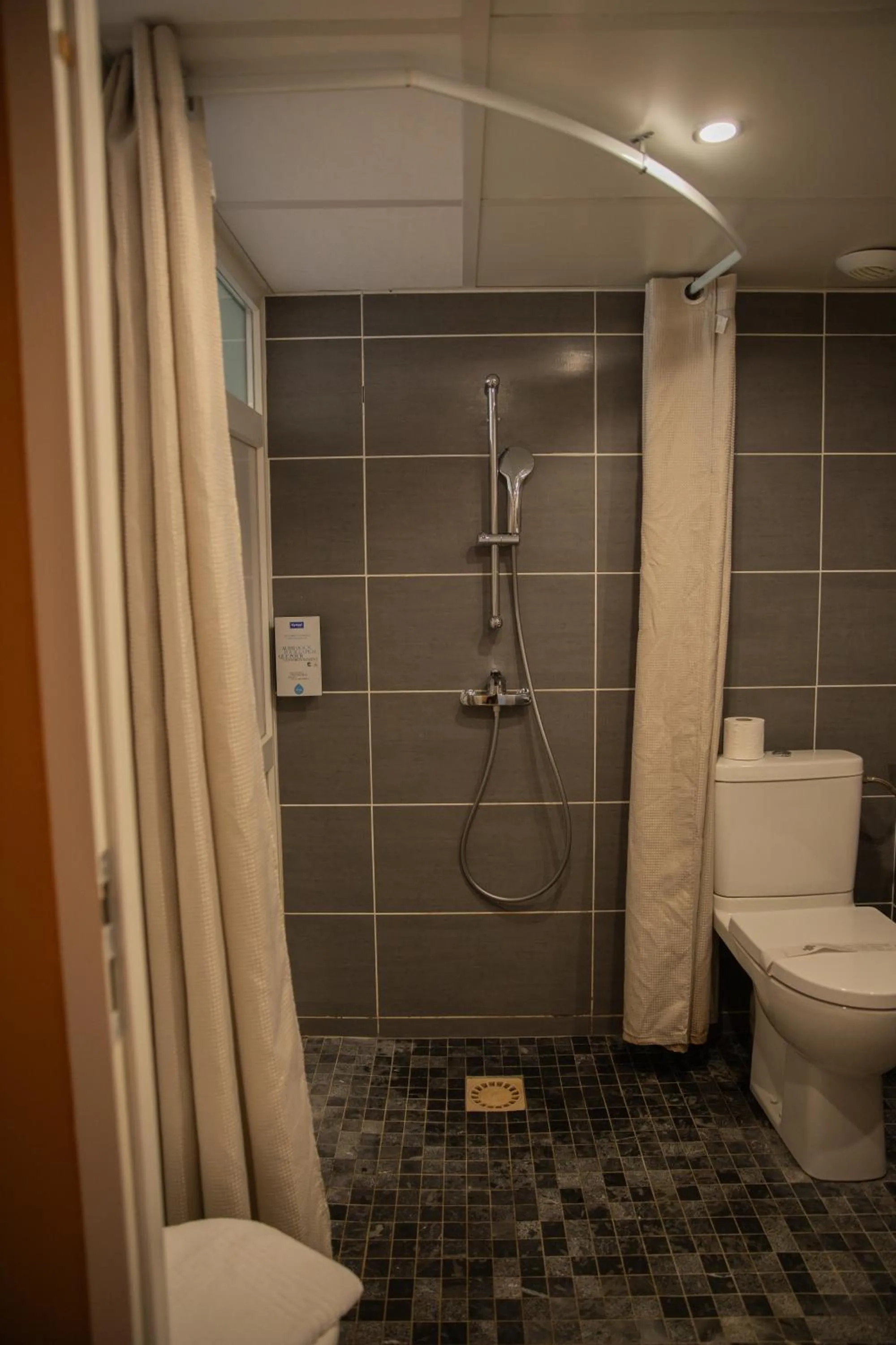 Shower in Kyriad Nîmes Ouest A9