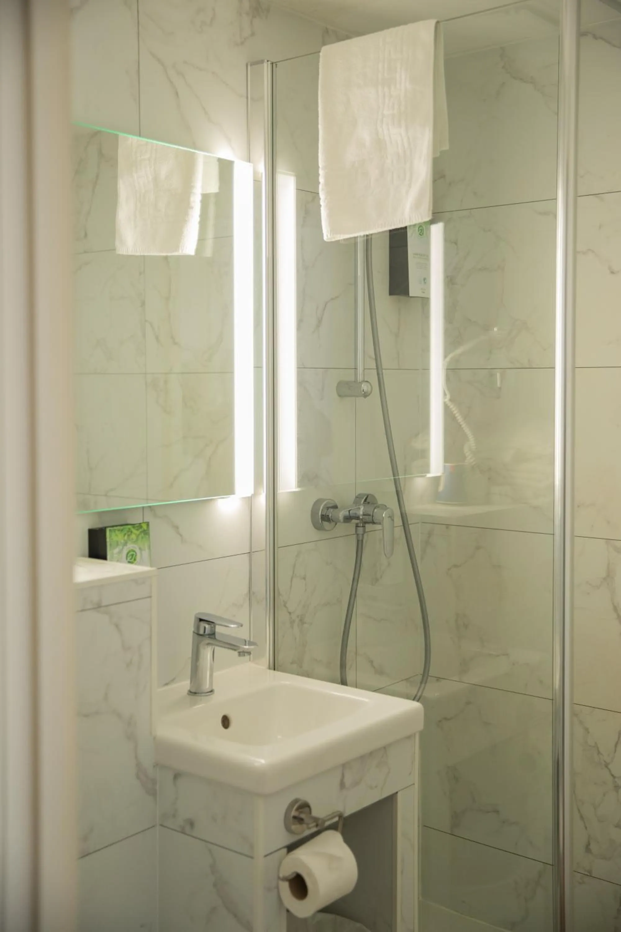 Shower in Kyriad Nîmes Ouest A9