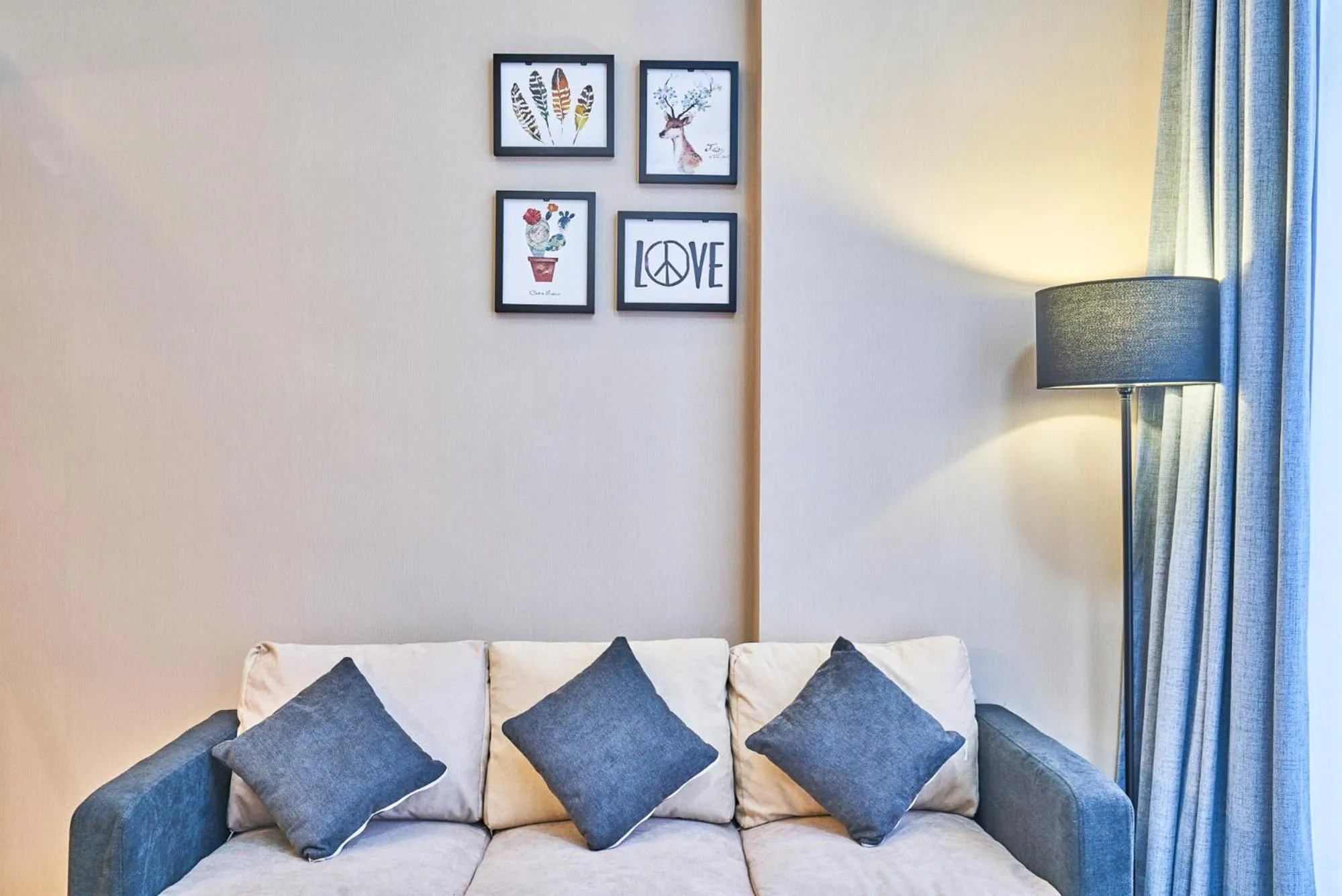 Living room in Plesant Daily Rental Apartment