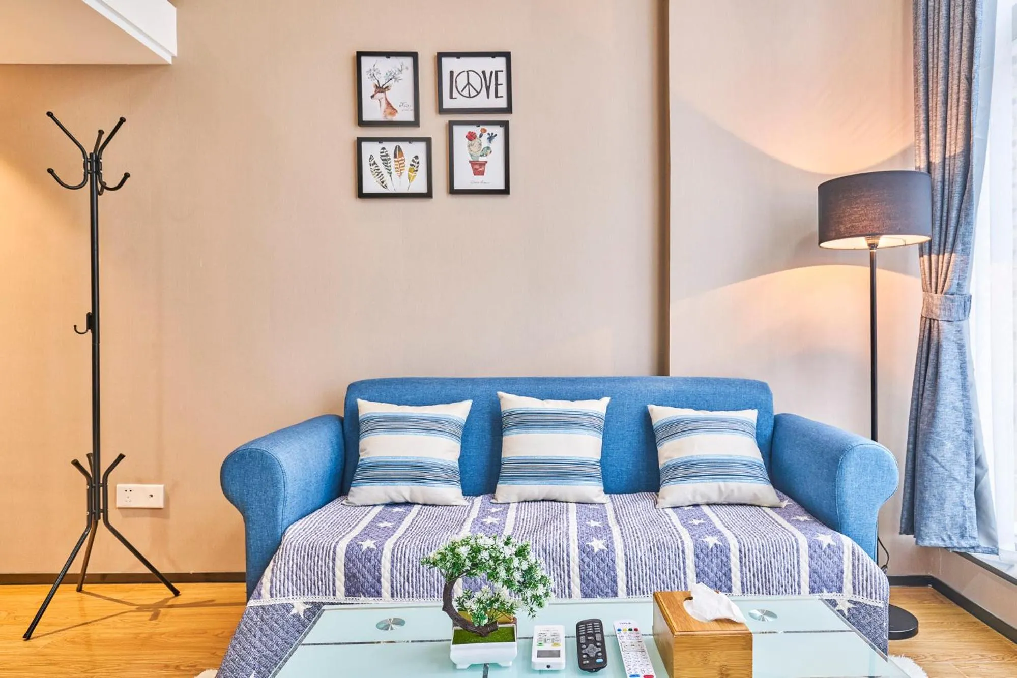 Living room in Plesant Daily Rental Apartment