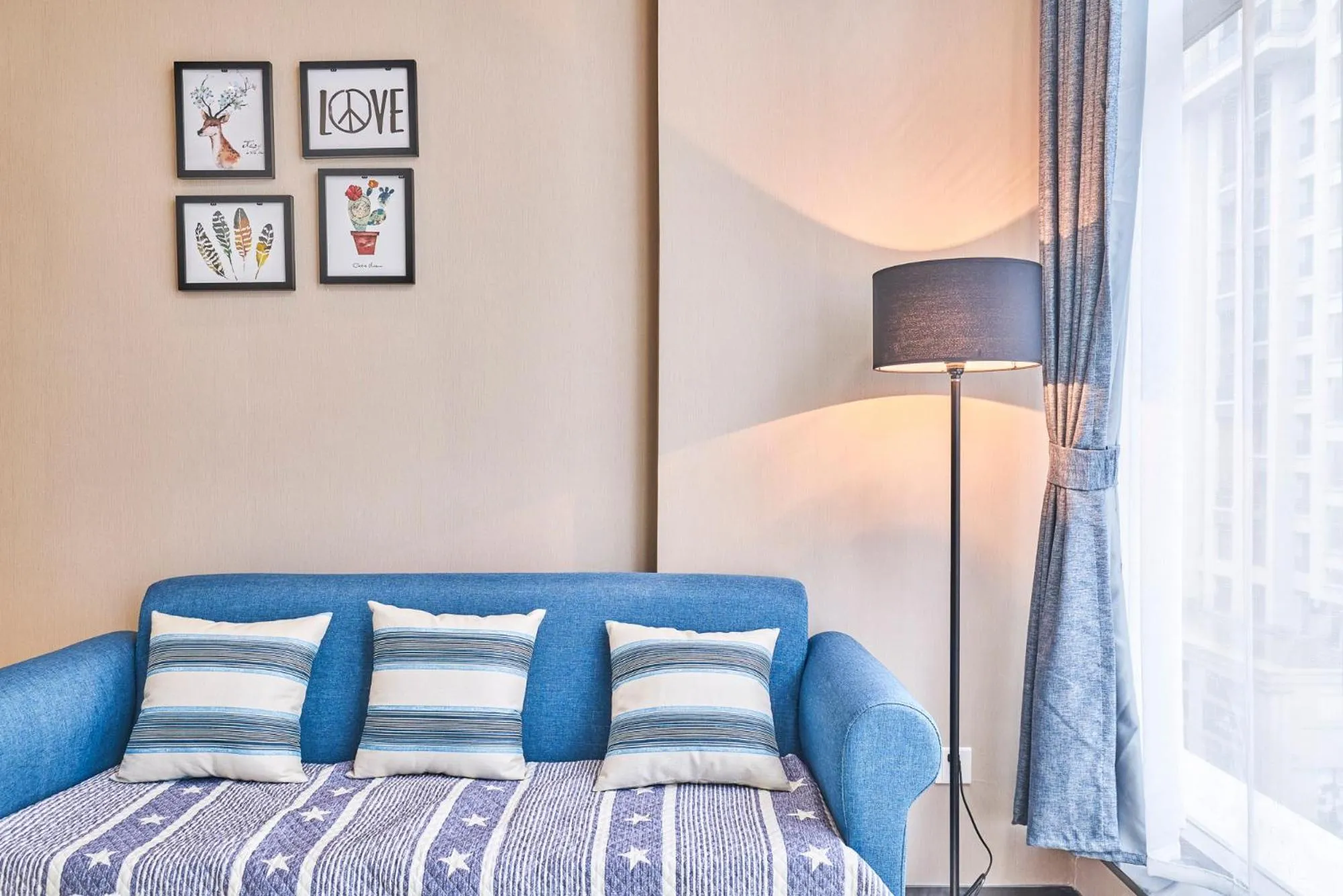 Living room in Plesant Daily Rental Apartment