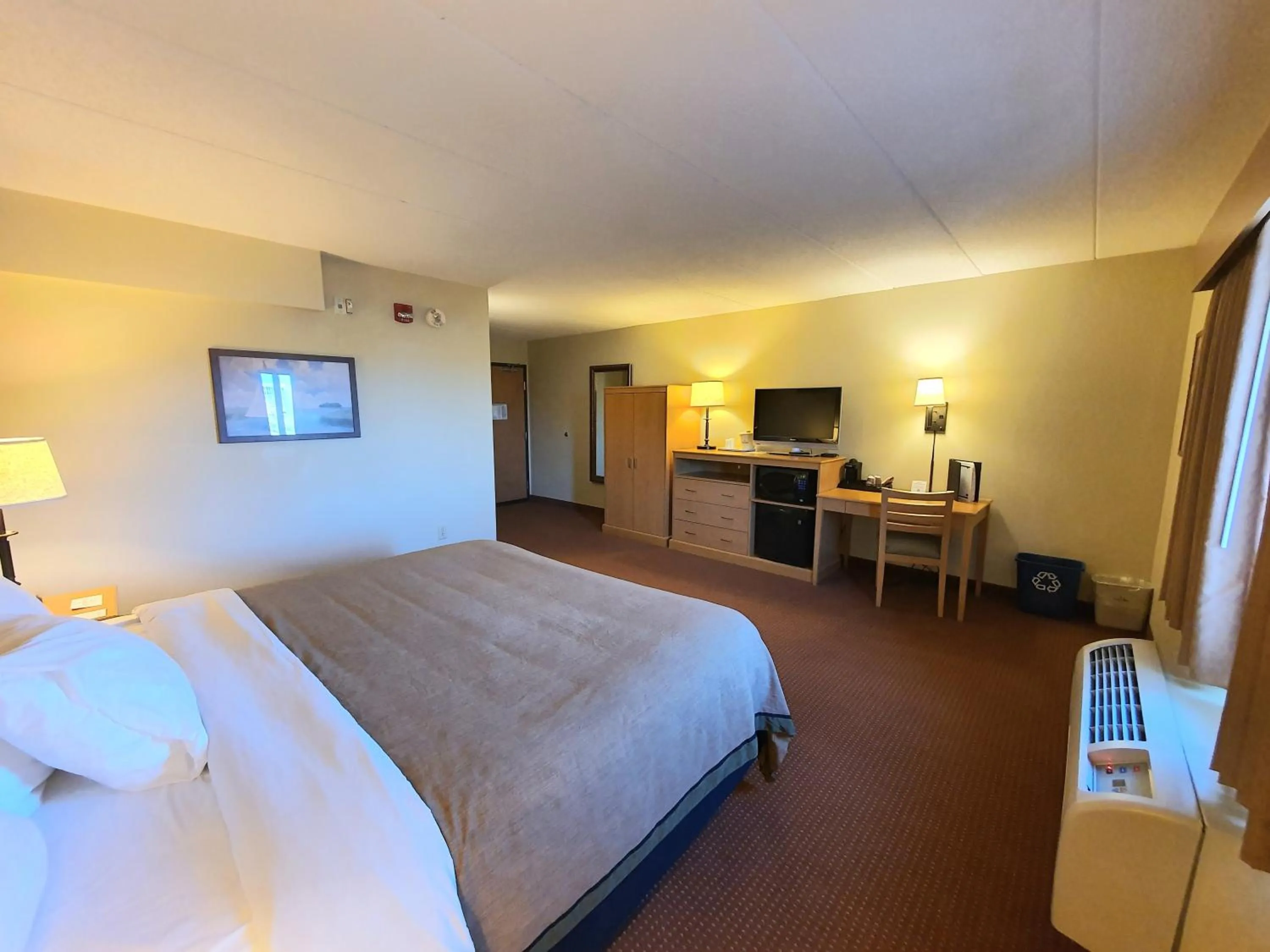 Bed in AmeriVu Inn and Suites - Waconia