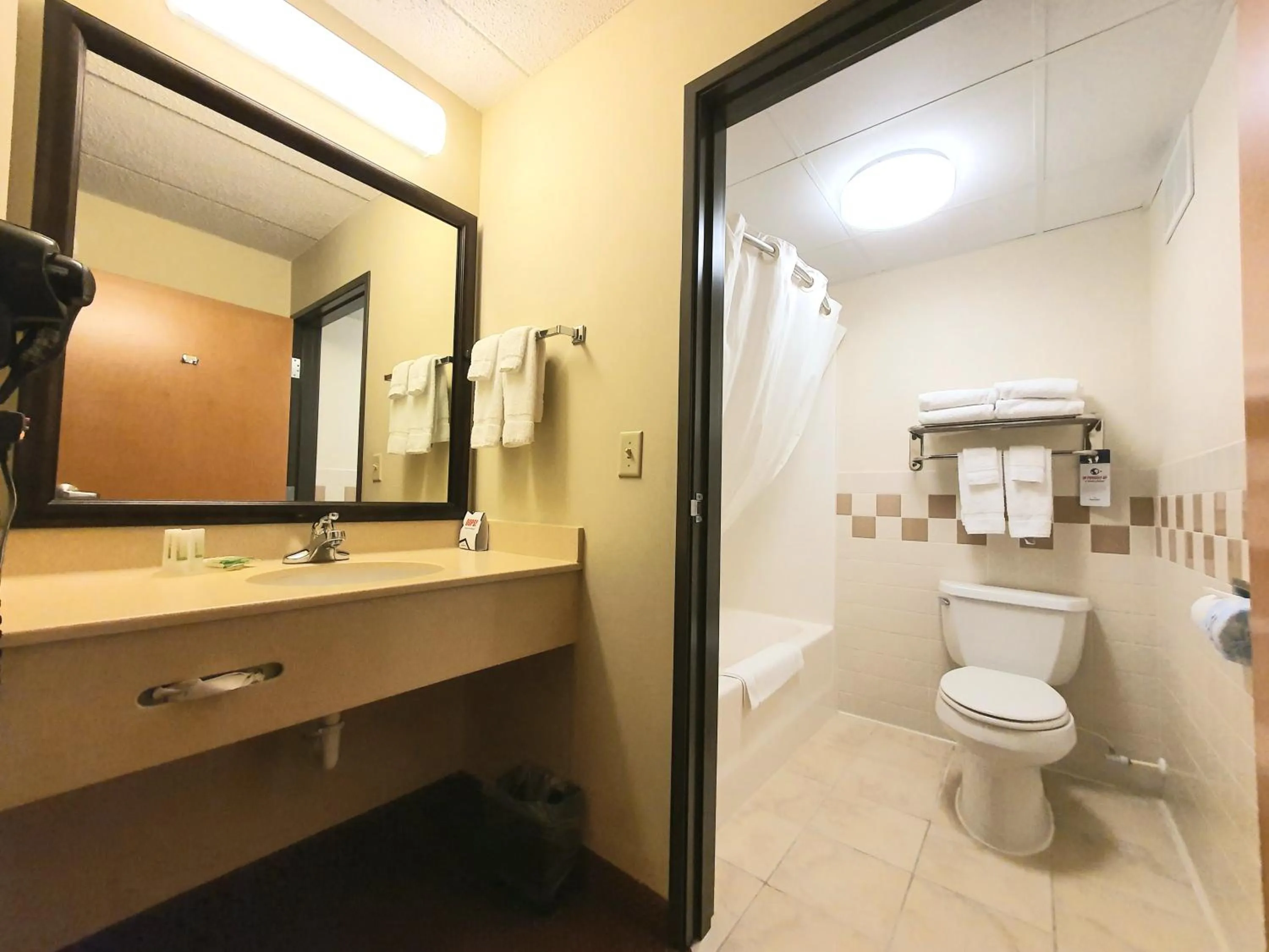 AmeriVu Inn and Suites - Waconia