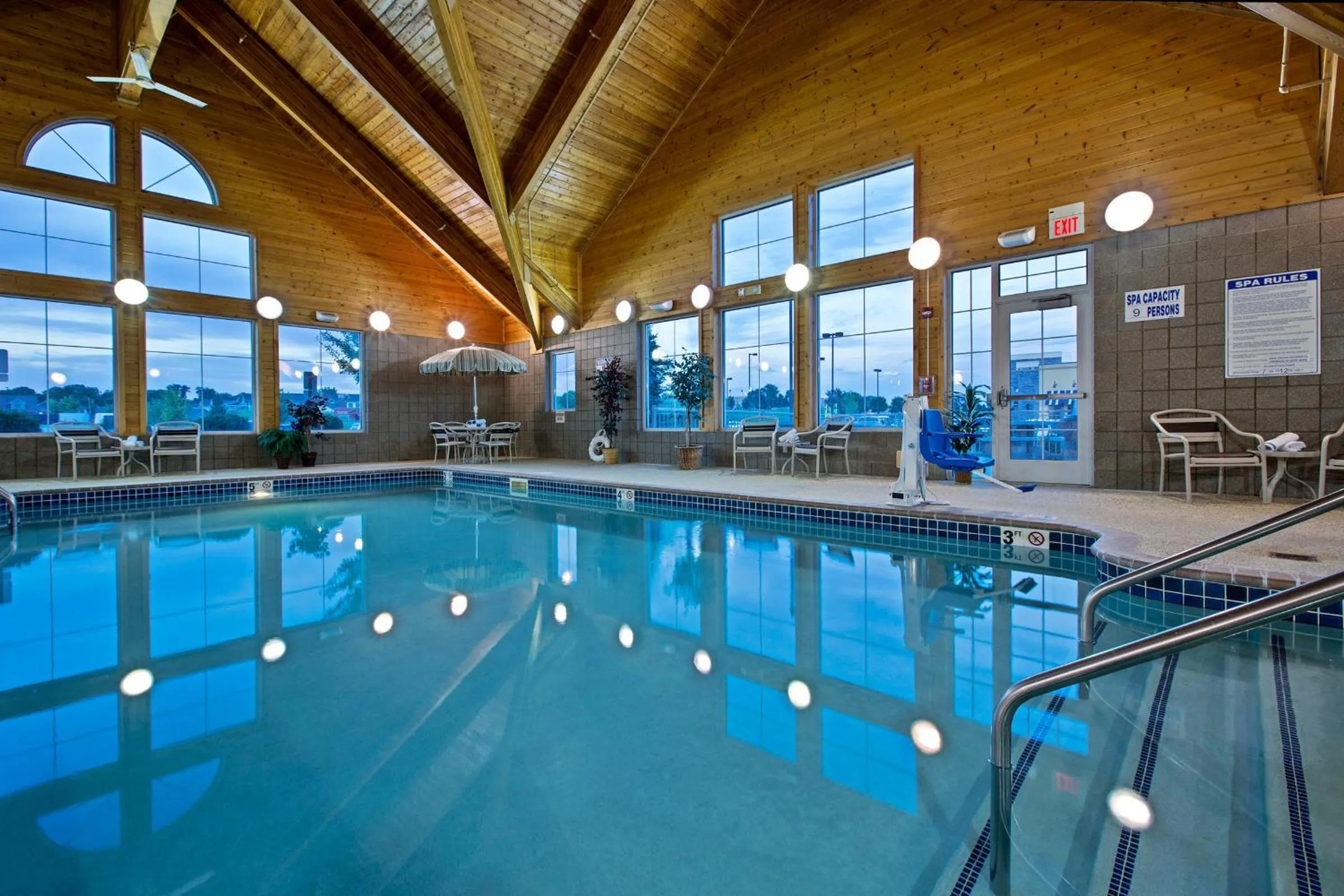 Swimming pool in AmeriVu Inn and Suites - Waconia