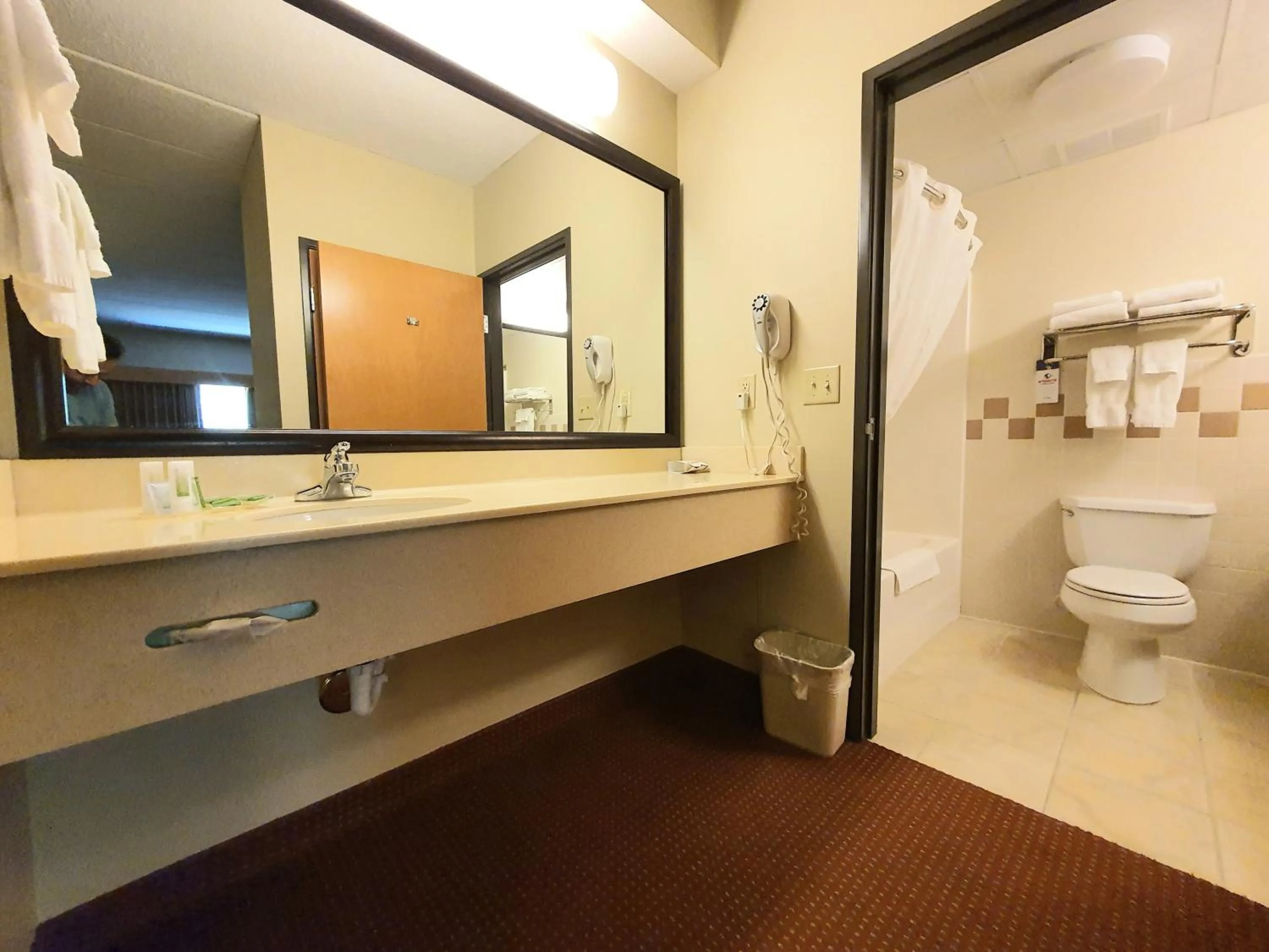 AmeriVu Inn and Suites - Waconia