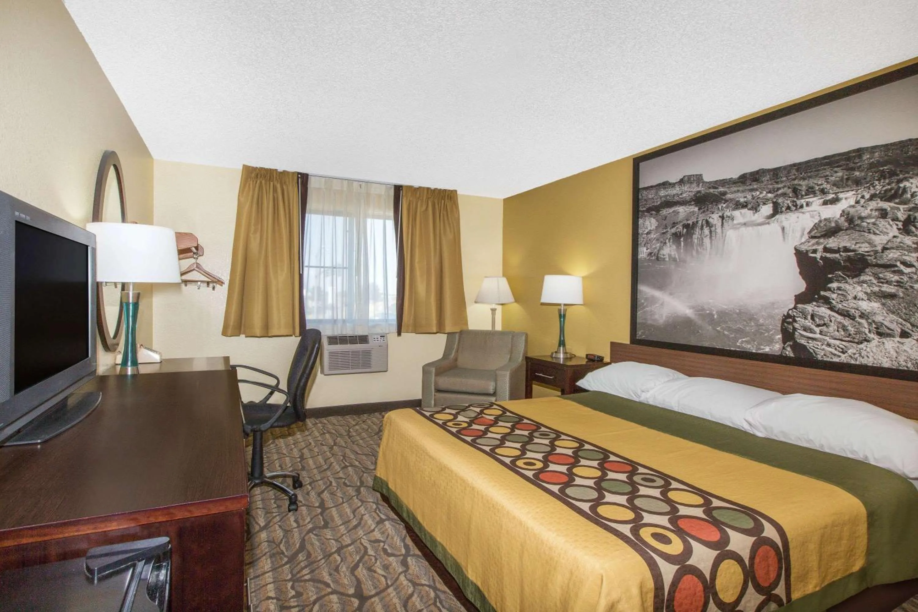 Photo of the whole room, Bed in Super 8 by Wyndham Nampa
