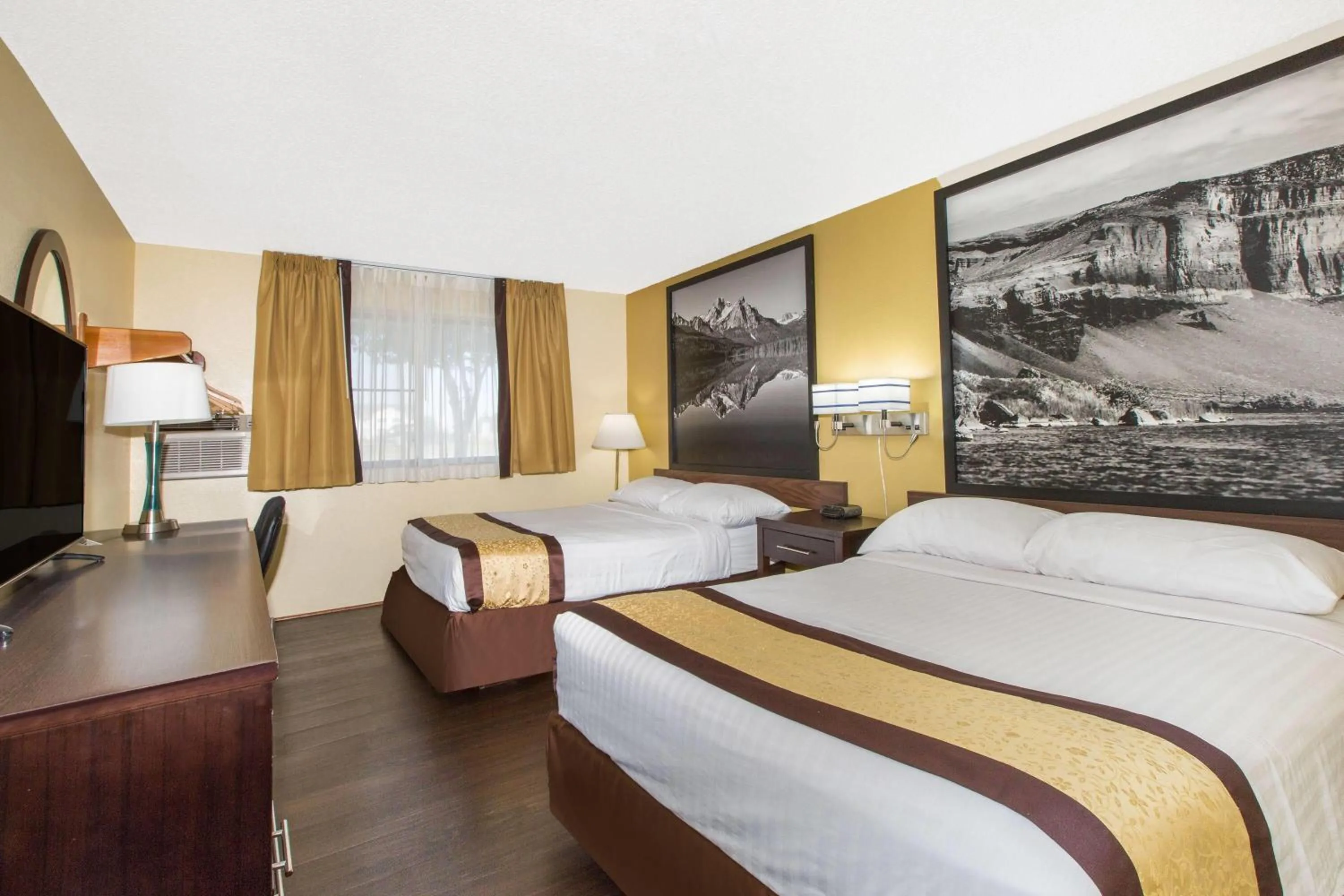 Photo of the whole room, Bed in Super 8 by Wyndham Nampa