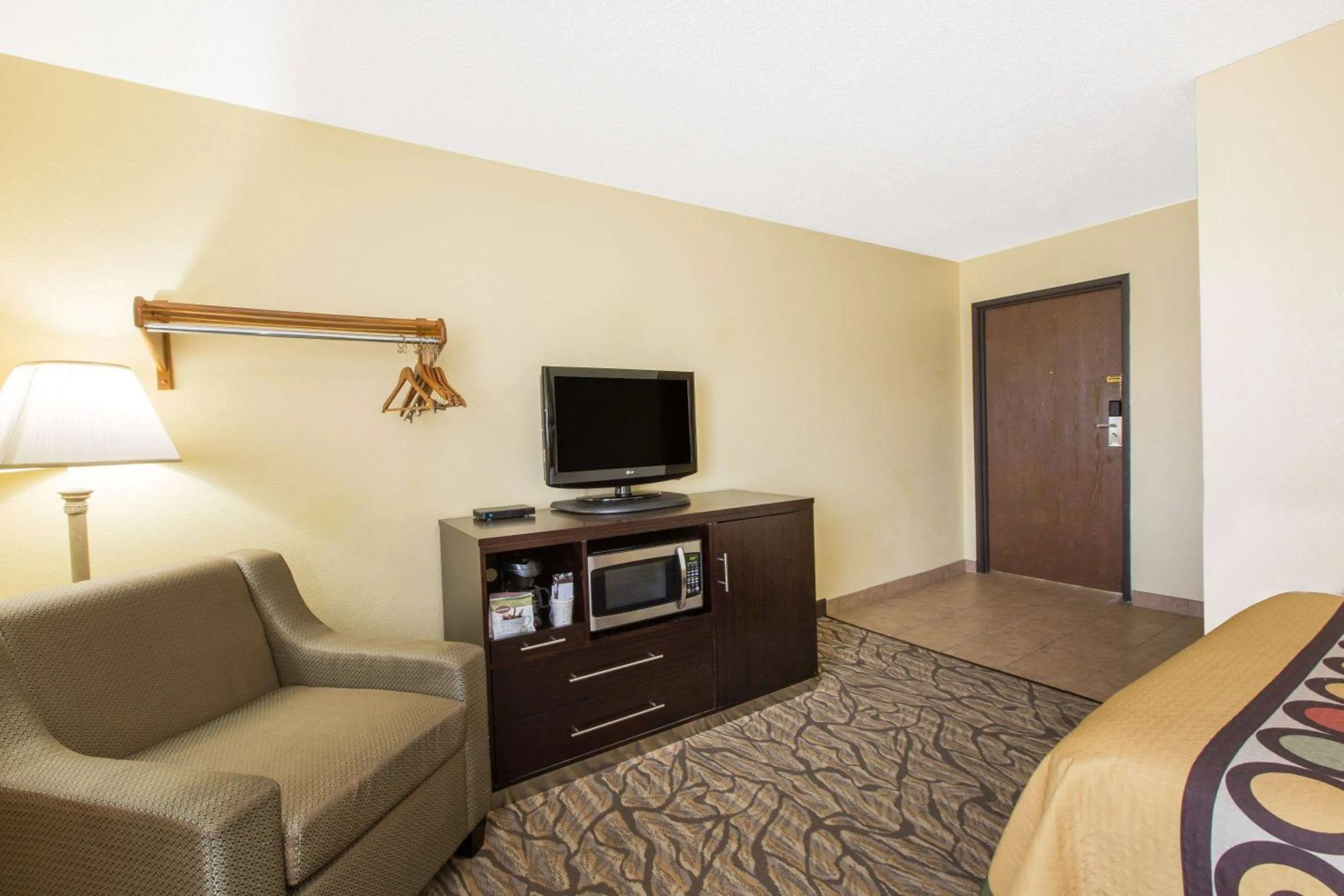 Living room, Bed in Super 8 by Wyndham Nampa