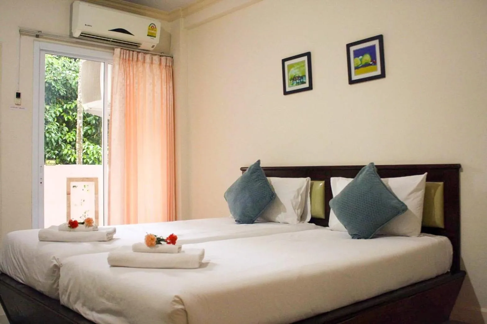 Bed in Chumphon Travelodge