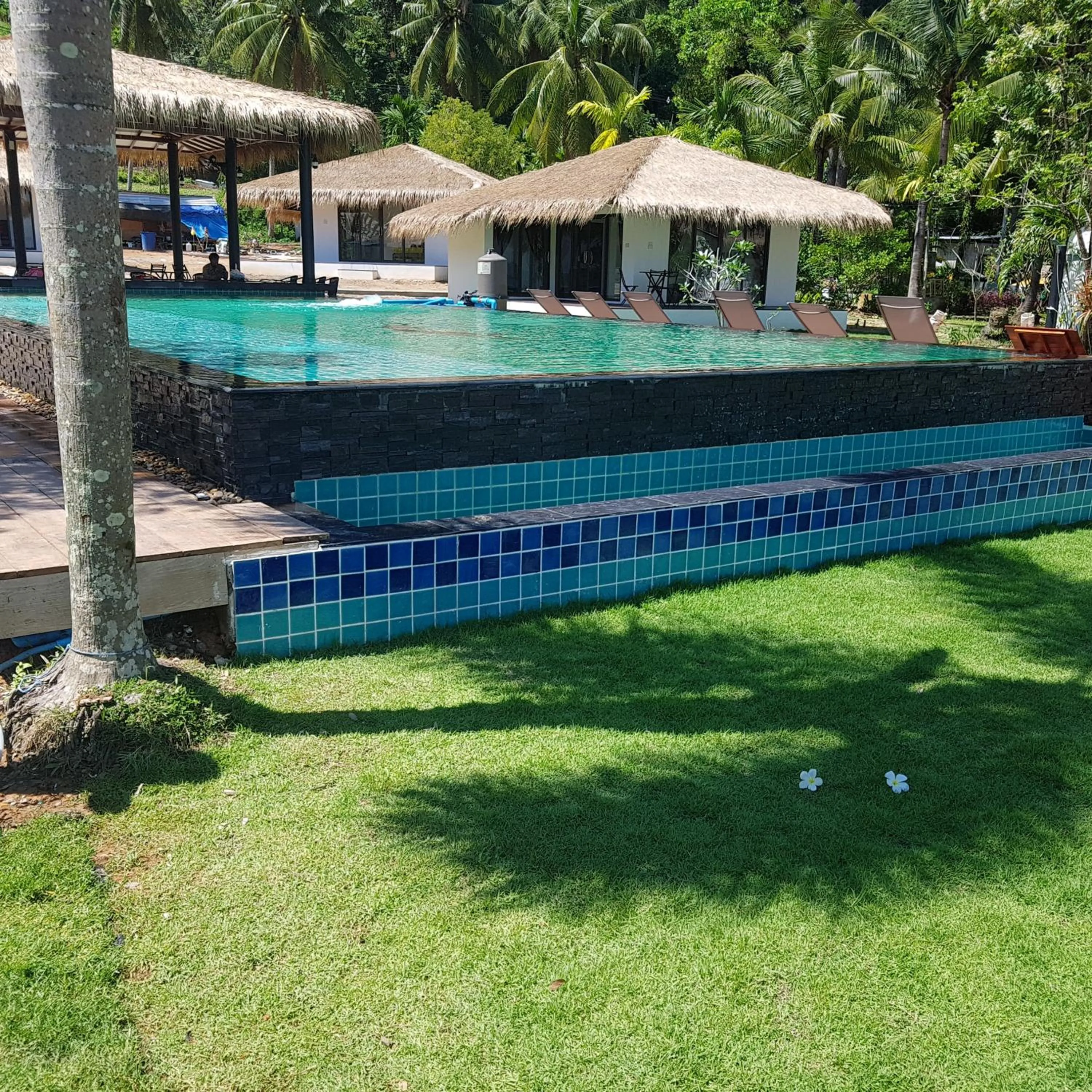 Swimming pool in Sunrise Beach Resort