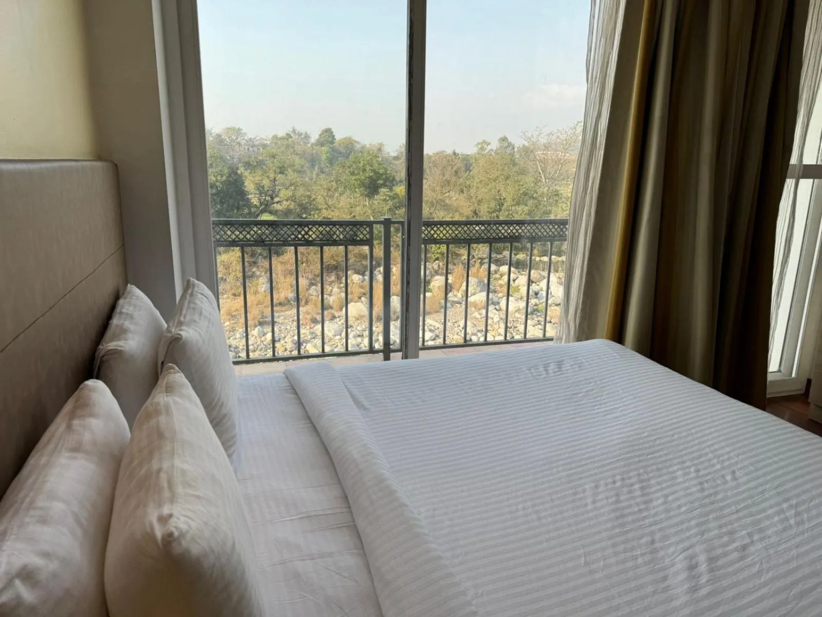 Bed in Hotel River Retreat