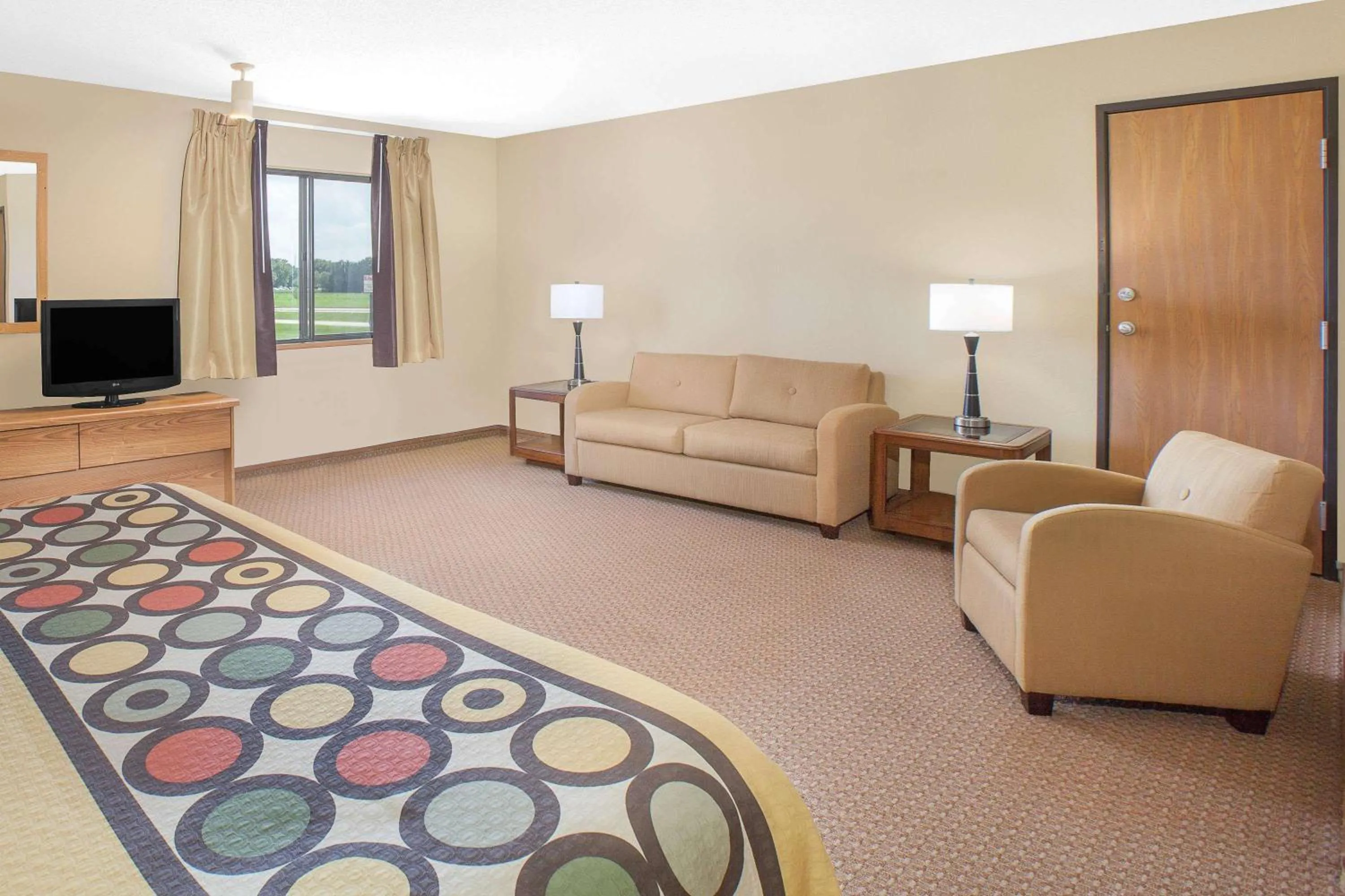 Photo of the whole room in Super 8 by Wyndham Mt Pleasant