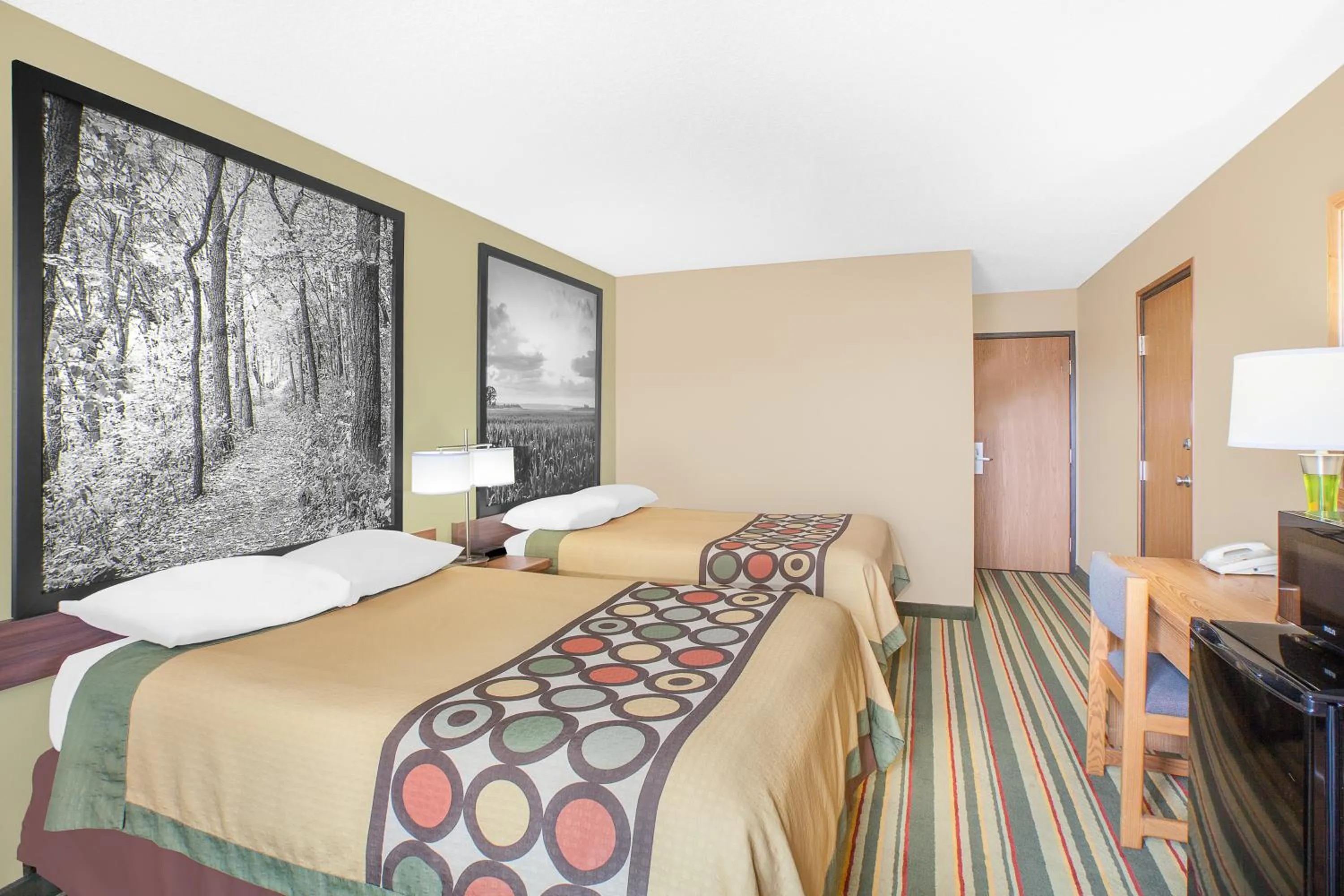 Bed in Super 8 by Wyndham Mt Pleasant