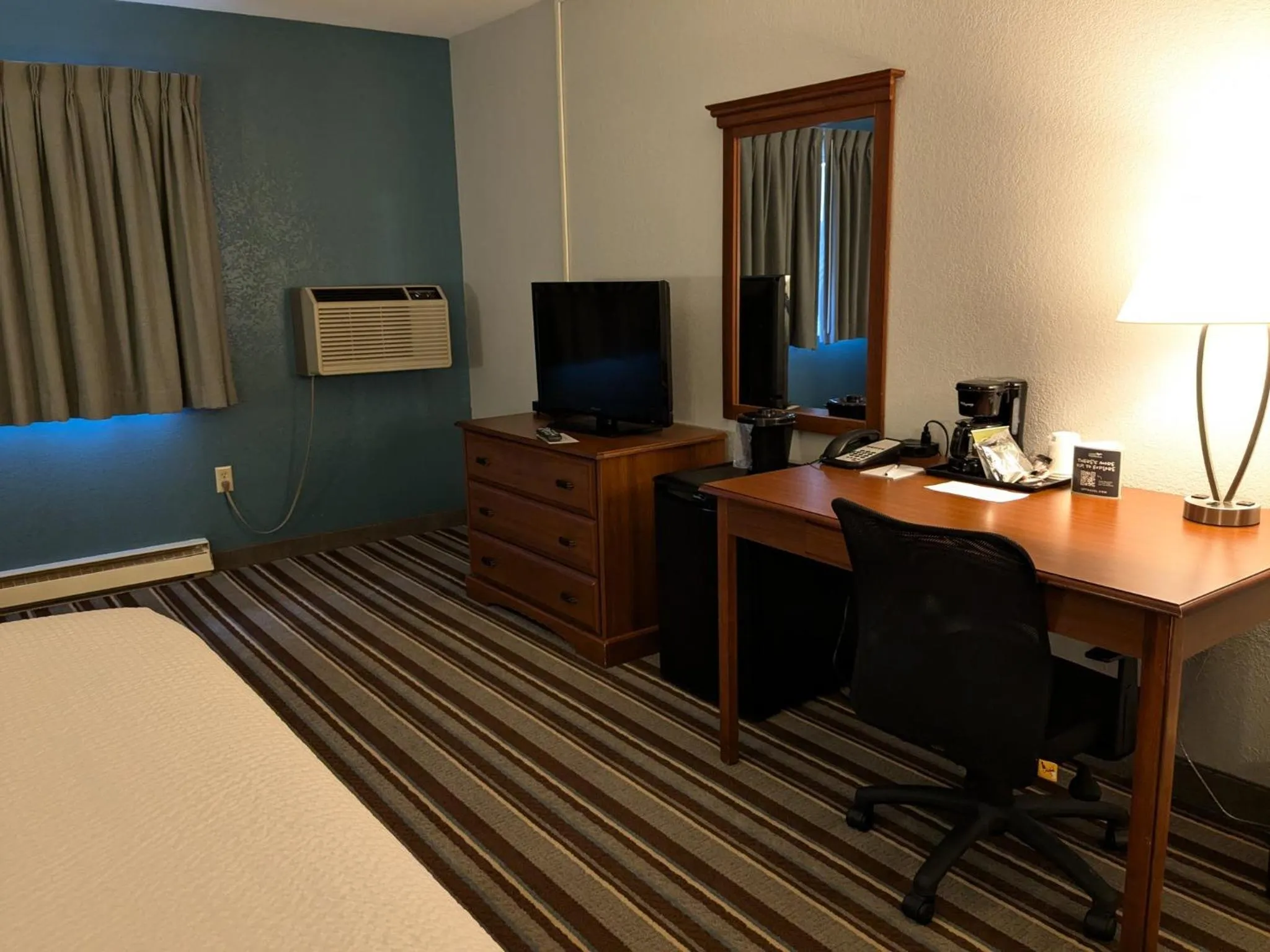 Photo of the whole room, Bed in Magnuson Copper Crown