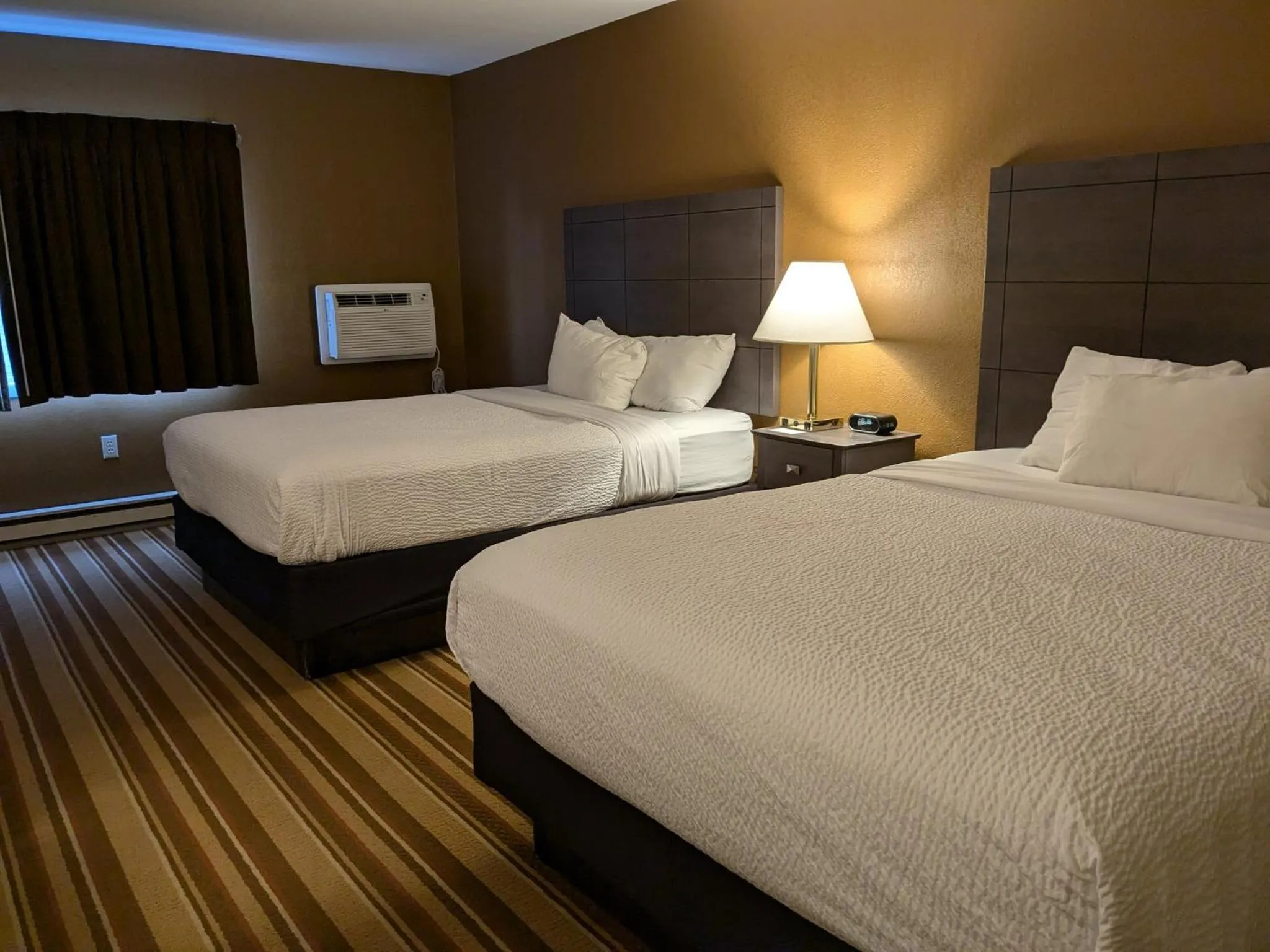 Photo of the whole room, Bed in Magnuson Copper Crown