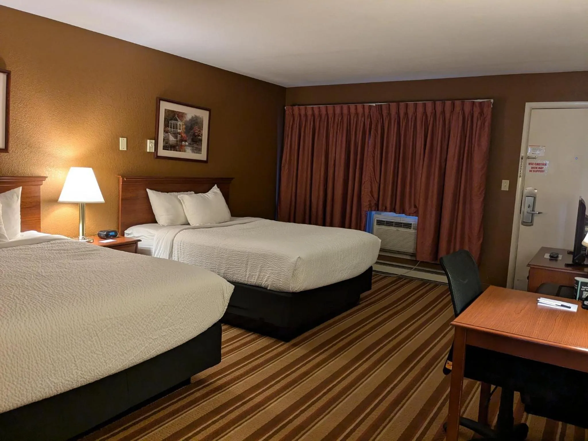 Photo of the whole room, Bed in Magnuson Copper Crown