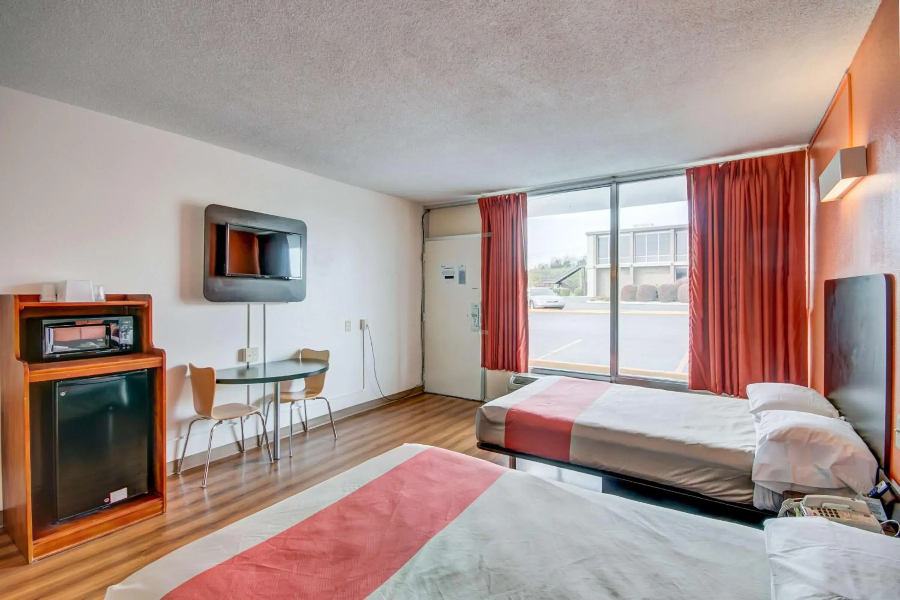 Deluxe Quadruple Room - Non-Smoking in Motel 6-Somerset, KY Deluxe Quadruple Room - Non-Smoking in Motel 6-Somerset, KY