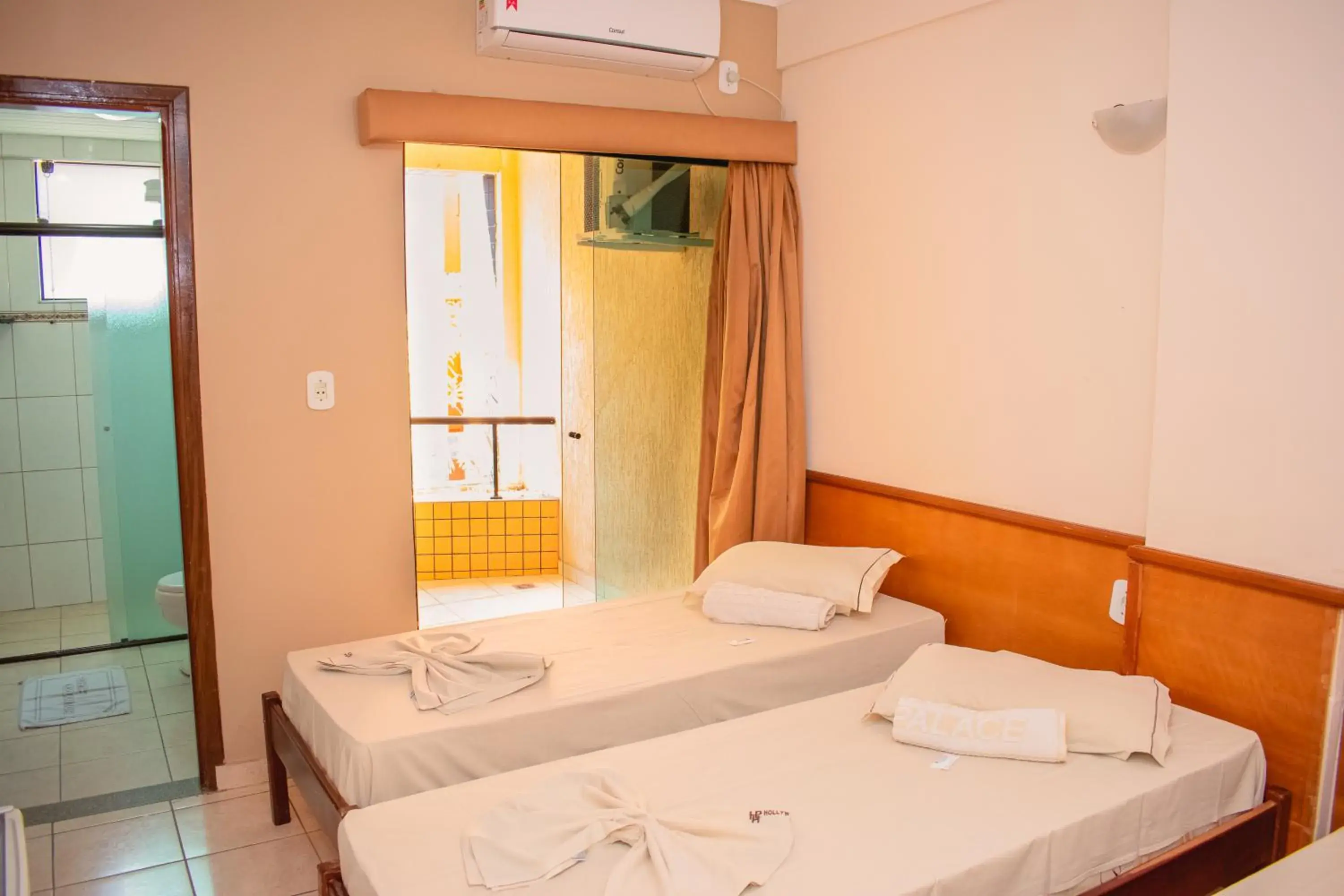 Quadruple Room in Hollywood Palace Hotel Quadruple Room in Hollywood Palace Hotel