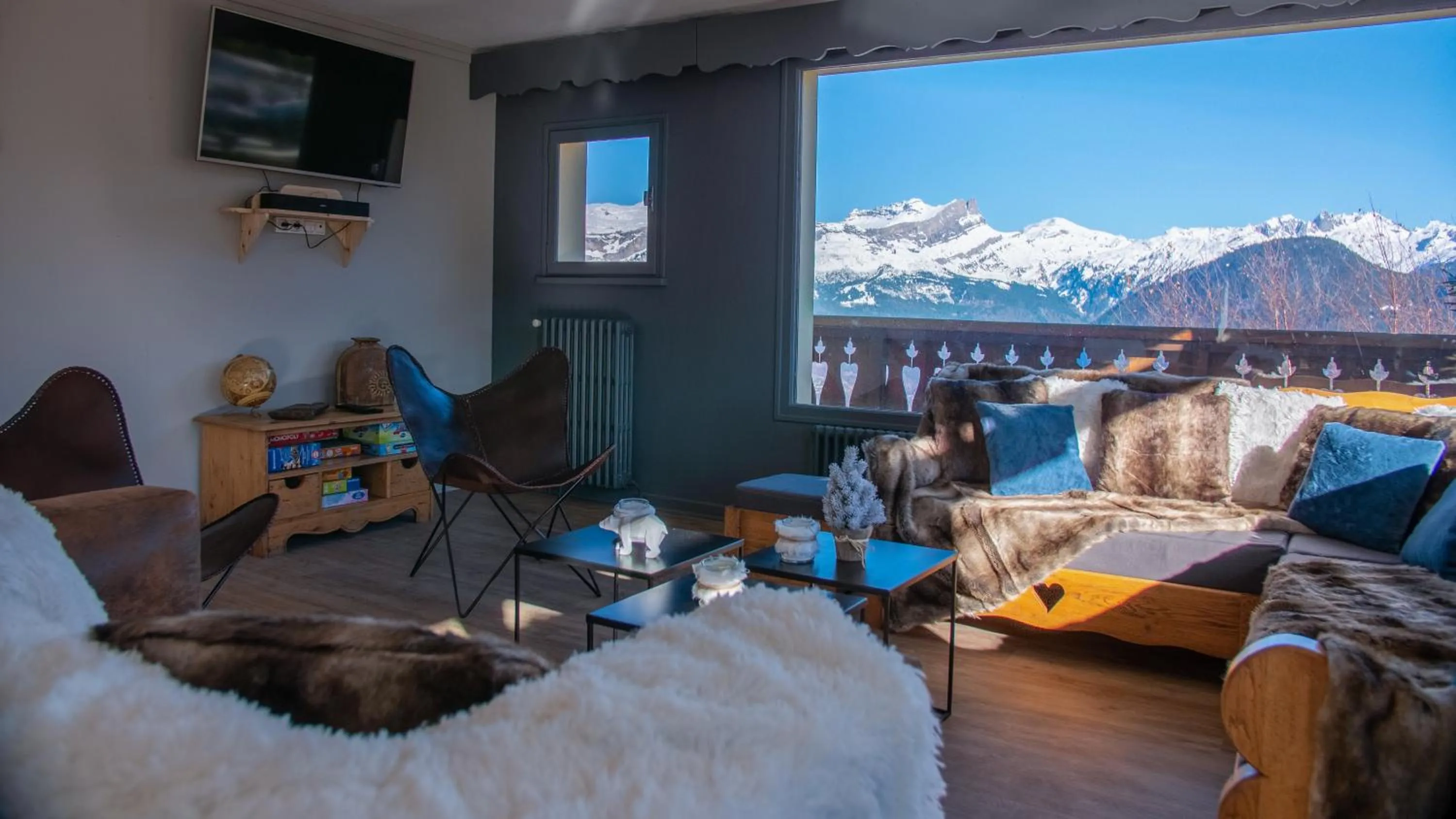 Communal lounge/ TV room in Hôtel Arbois Bettex
