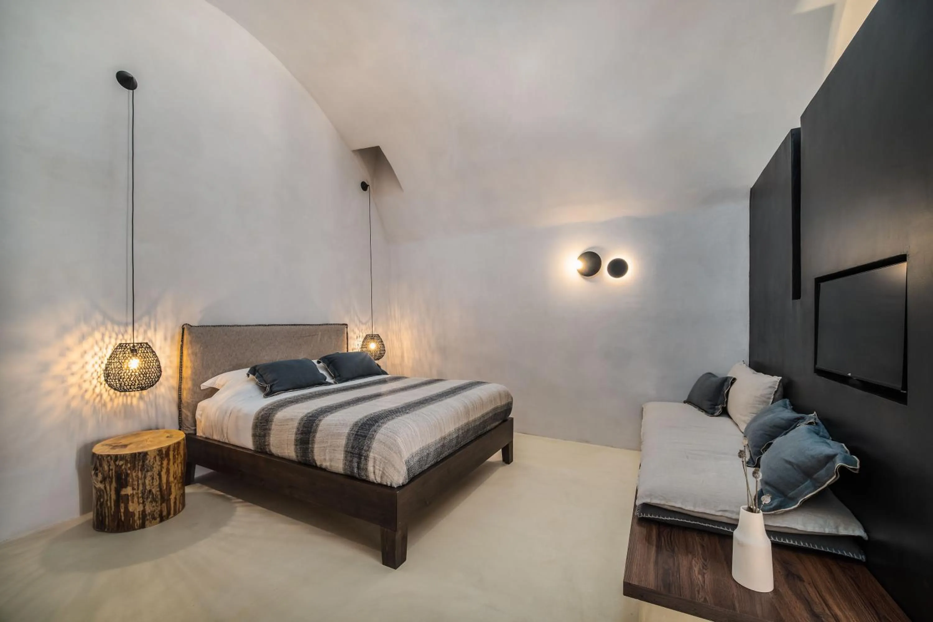 Bed in Phaos 1870, A restored Winery