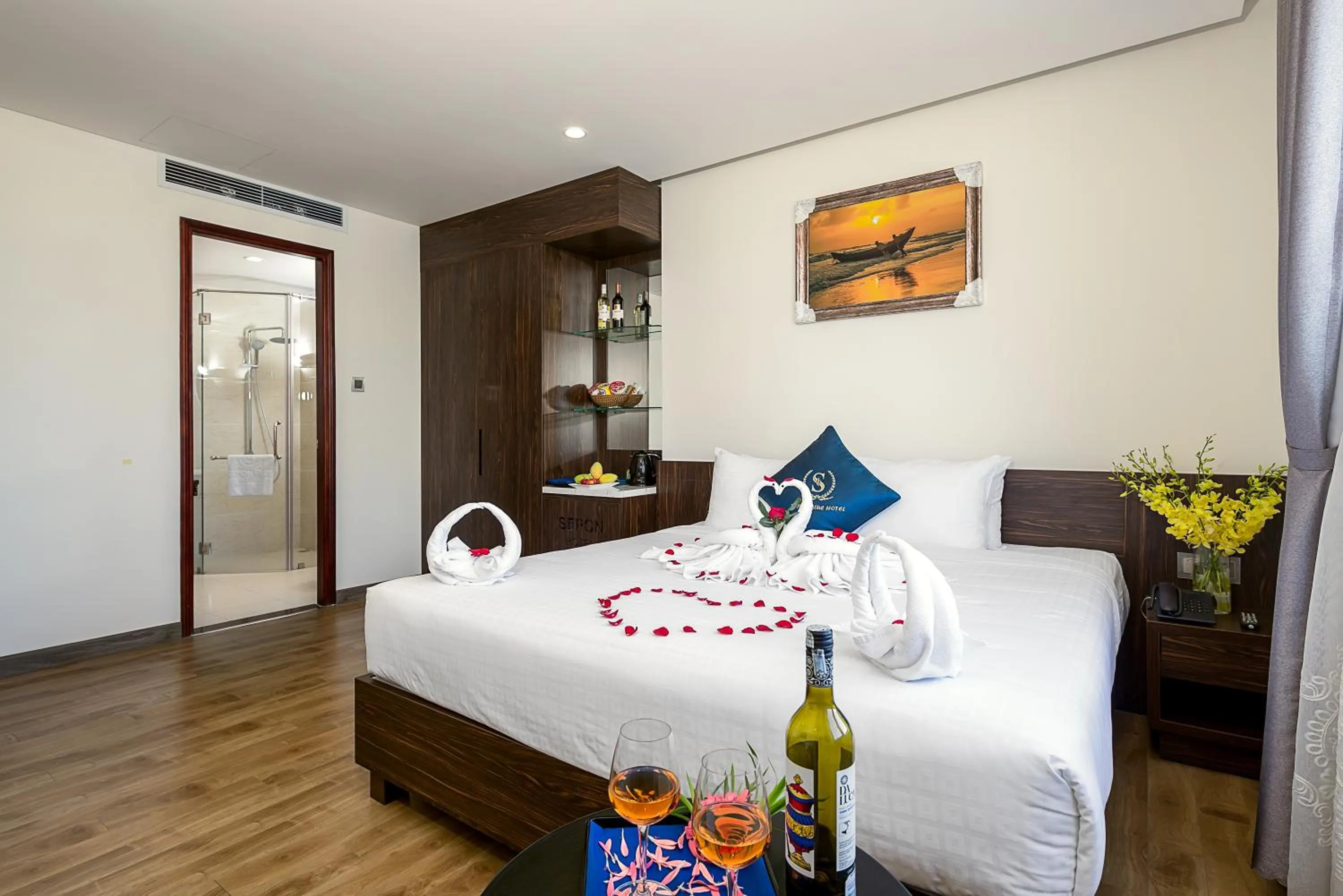 Shower, Bed in Sepon Blue Hotel