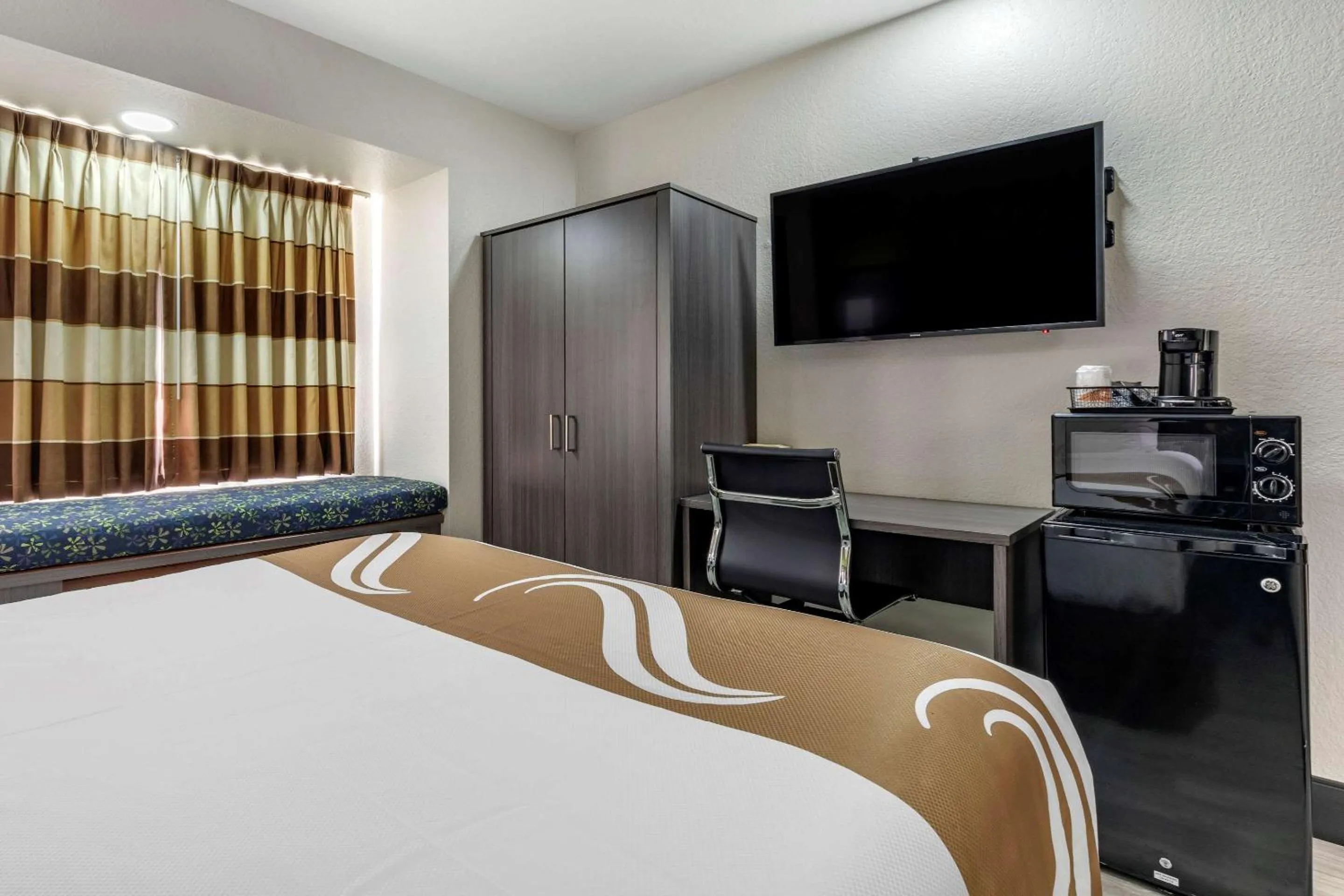 Photo of the whole room, Bed in Quality Inn & Suites Longview I-20