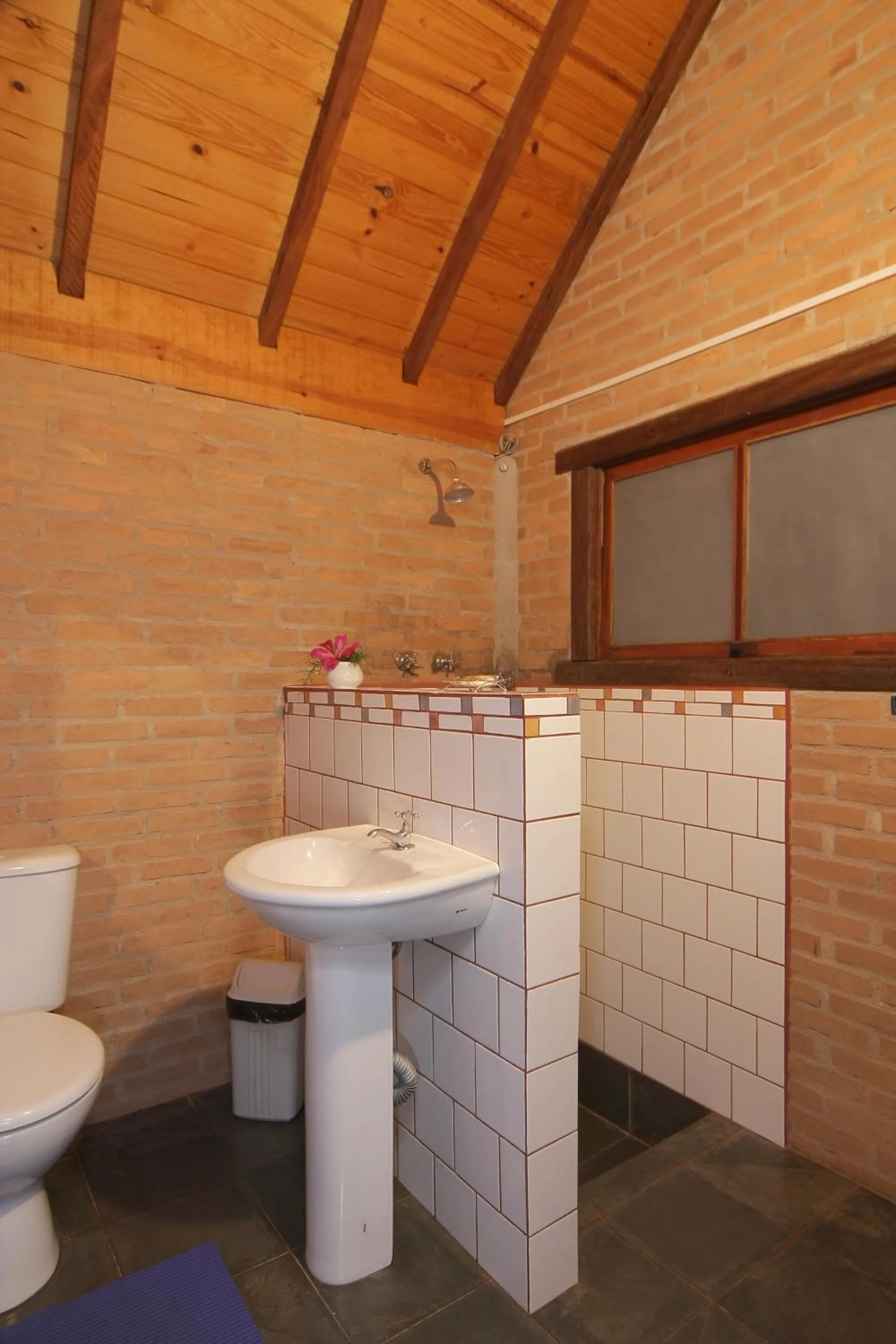 Toilet in Pousada Canto da Lua