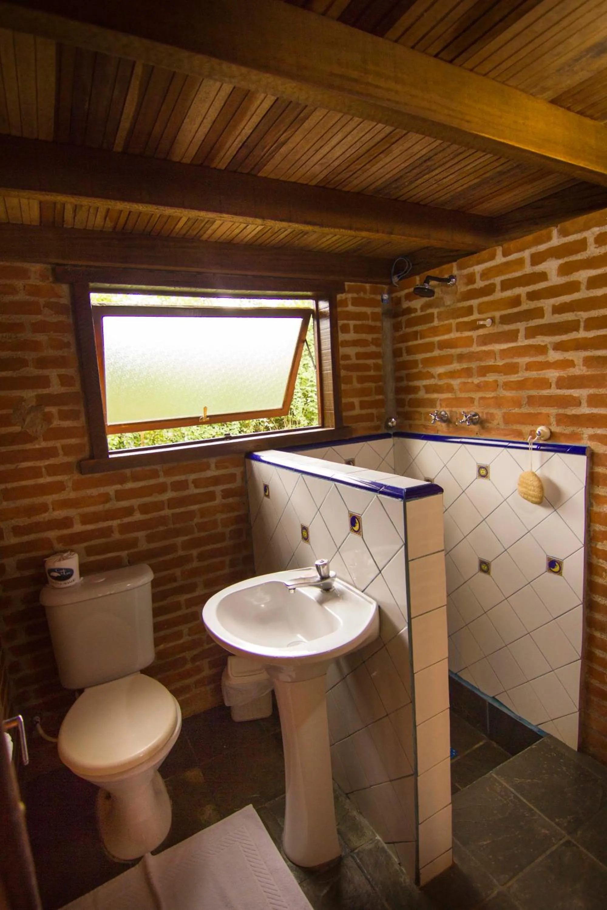 Shower in Pousada Canto da Lua