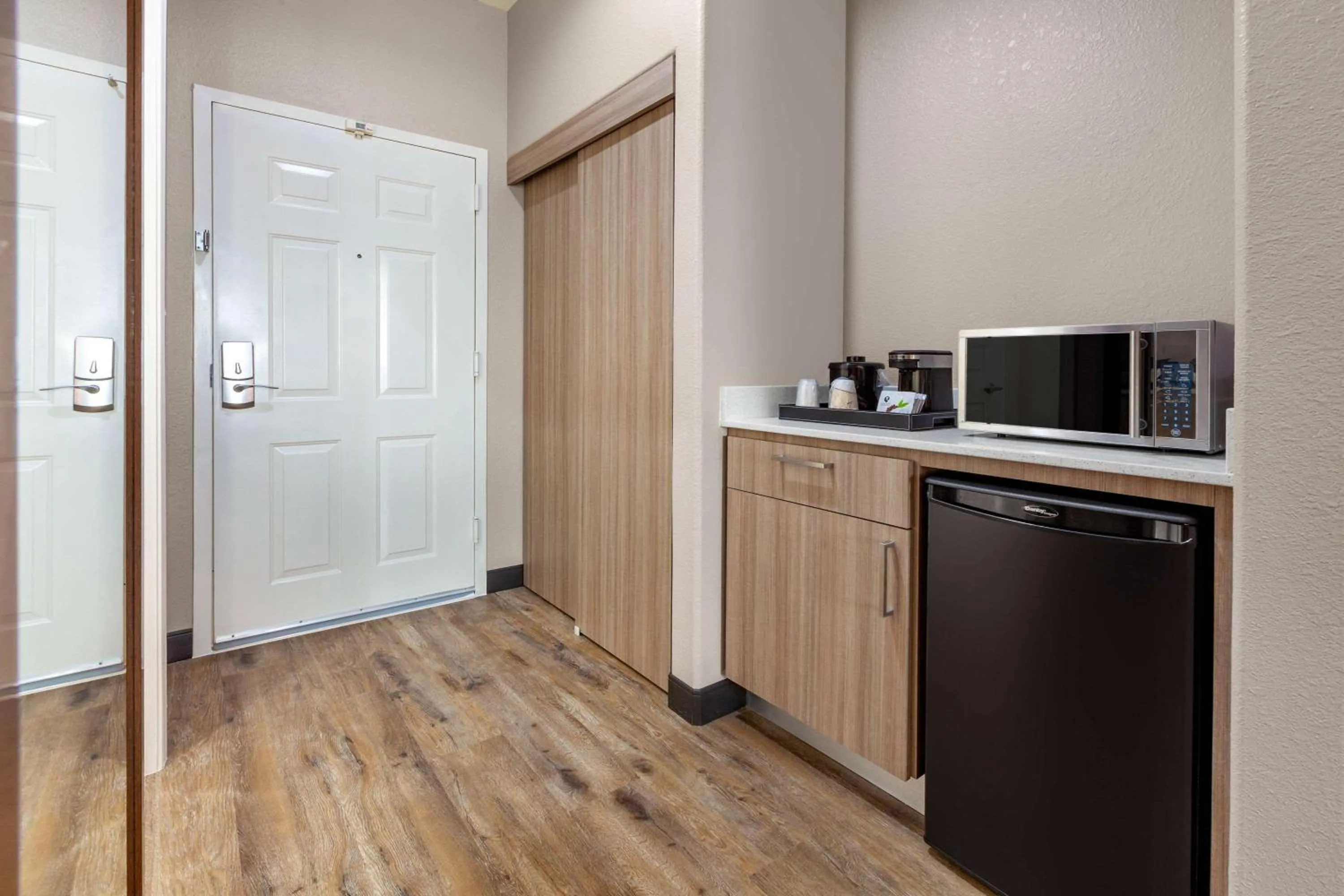 Coffee/tea facilities in La Quinta by Wyndham Houston Channelview