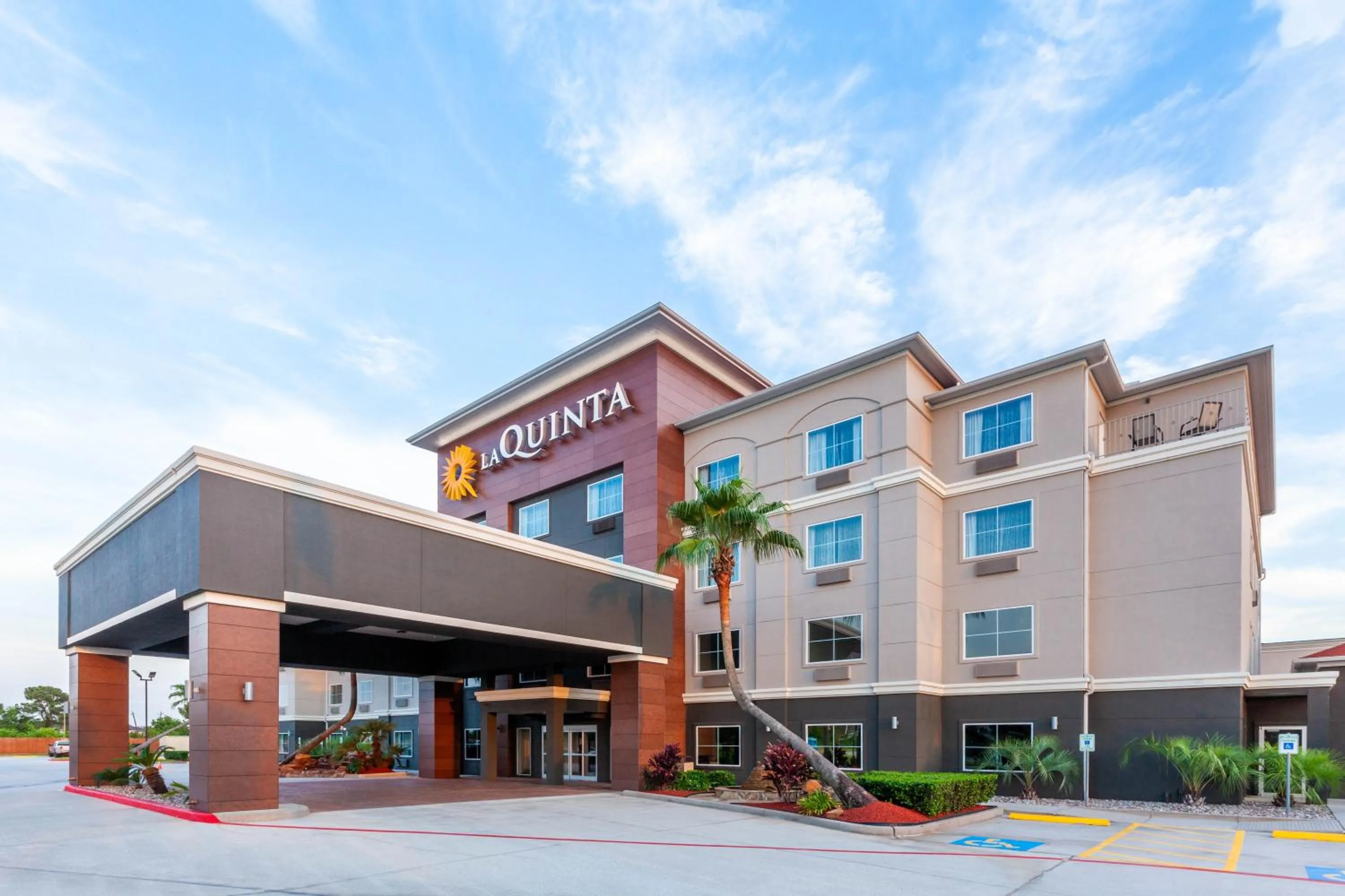 Property building in La Quinta by Wyndham Houston Channelview